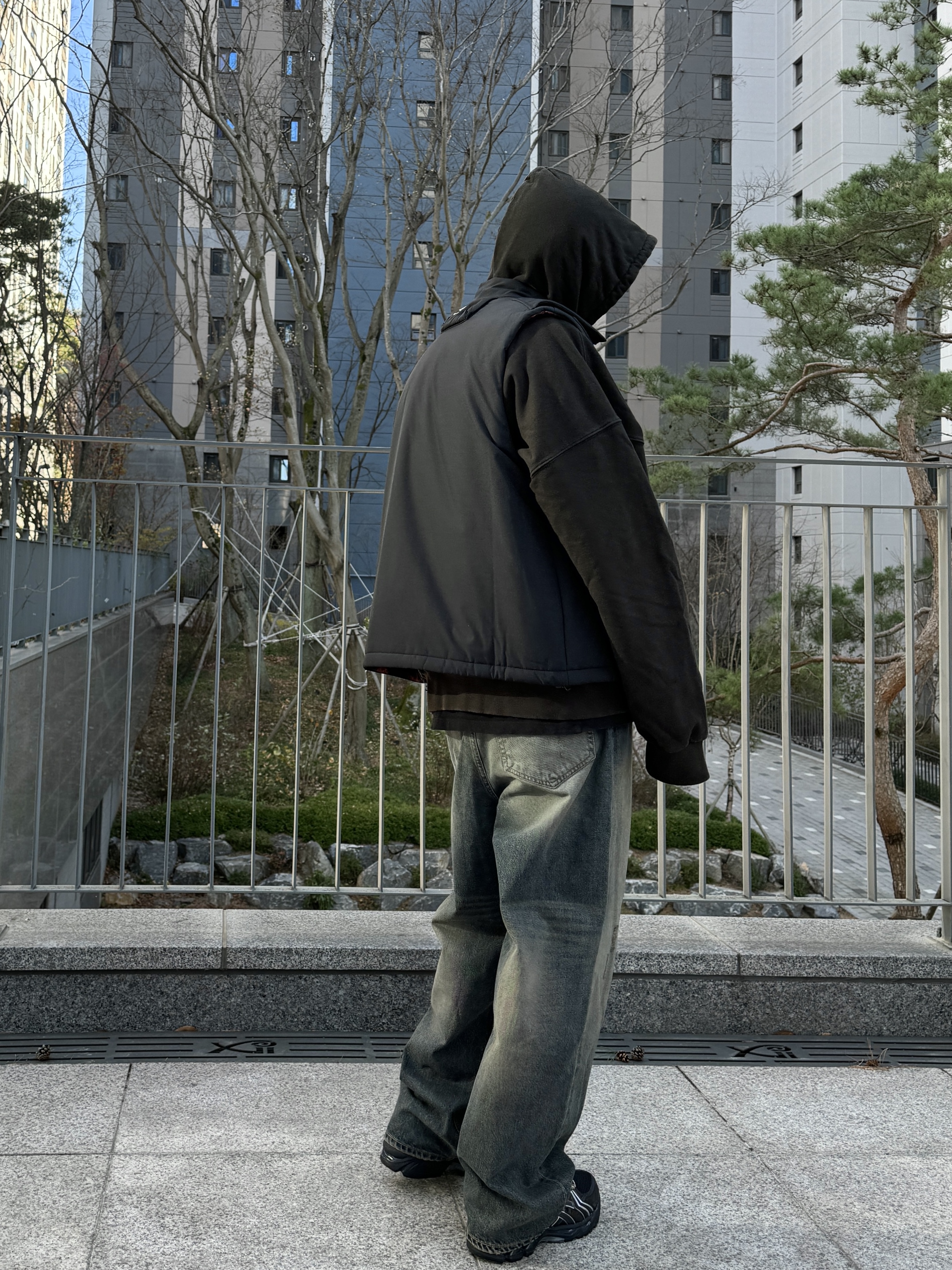 Undermycar Iek Hand Brush Washed Wide Jeans Corrosion Blue - 23FW, Asics x Atmos x Undermycar Gel-Kayano 14 Black Pure Silver 착용 스타일 - 1