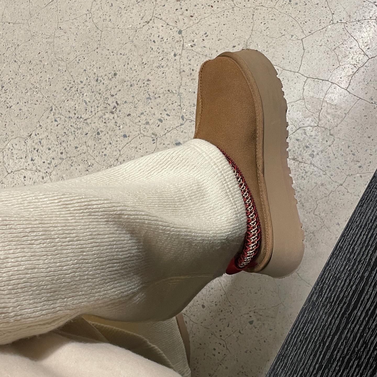 (W) UGG Tazz Slipper Chestnut 착용 스타일 - 1