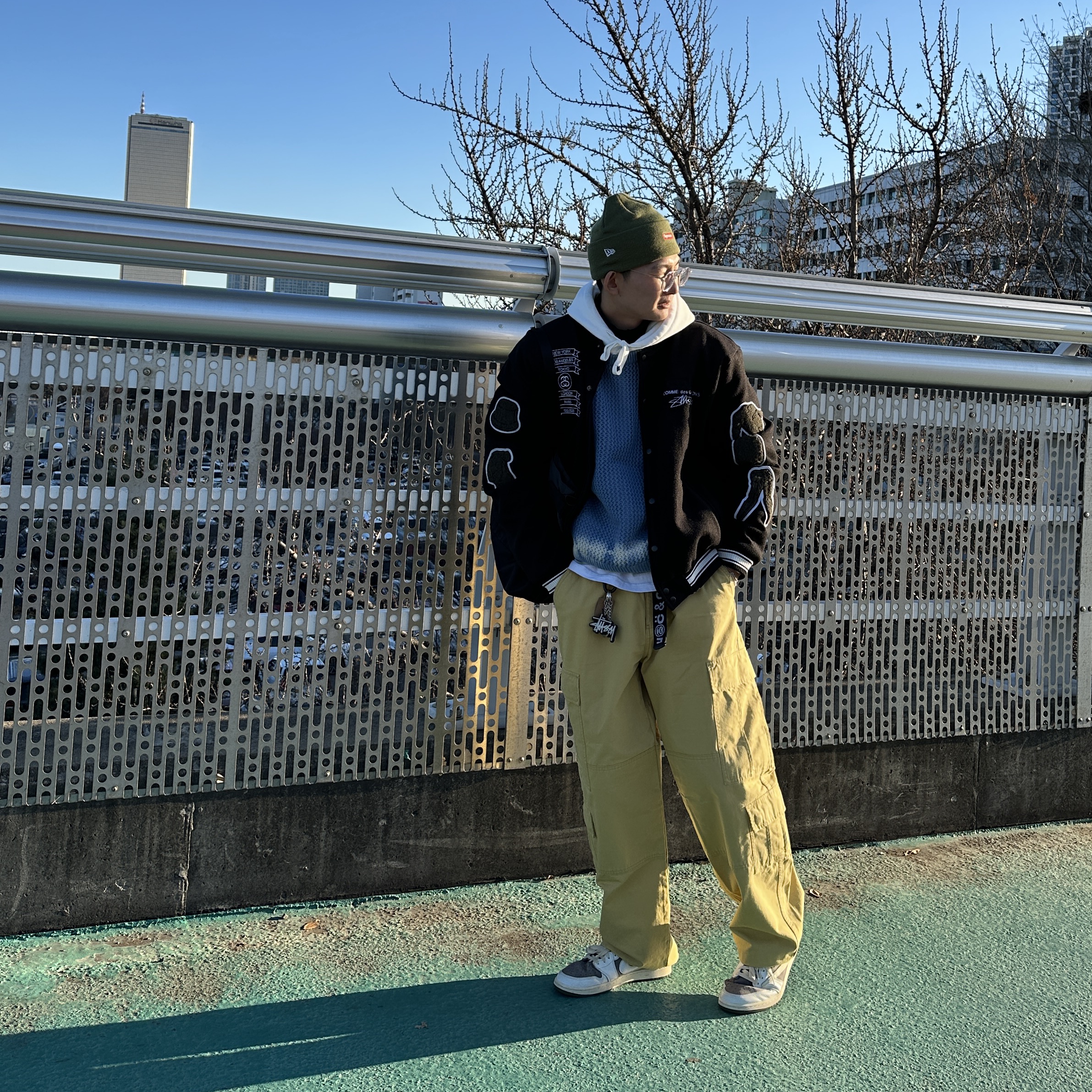 Stussy Skull & Bones Pigment Dyed Hoodie Natural, Stussy x CDG Varsity Jacket 착용 스타일 - 2