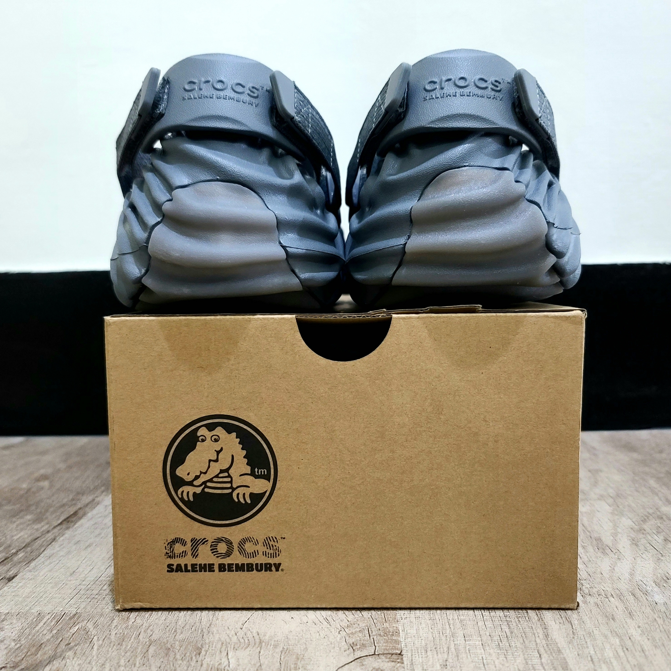 Crocs x Salehe Bembury Pollex Clog Niagara 착용 스타일 - 3