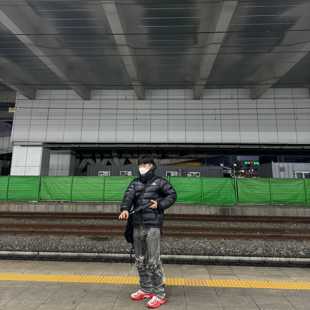Reebok x Kanghyuk Premier Road Modern Mid White Red, C.P. Company Cotton Knit Crewneck Sweater Black - 21FW 착용 스타일 - 1