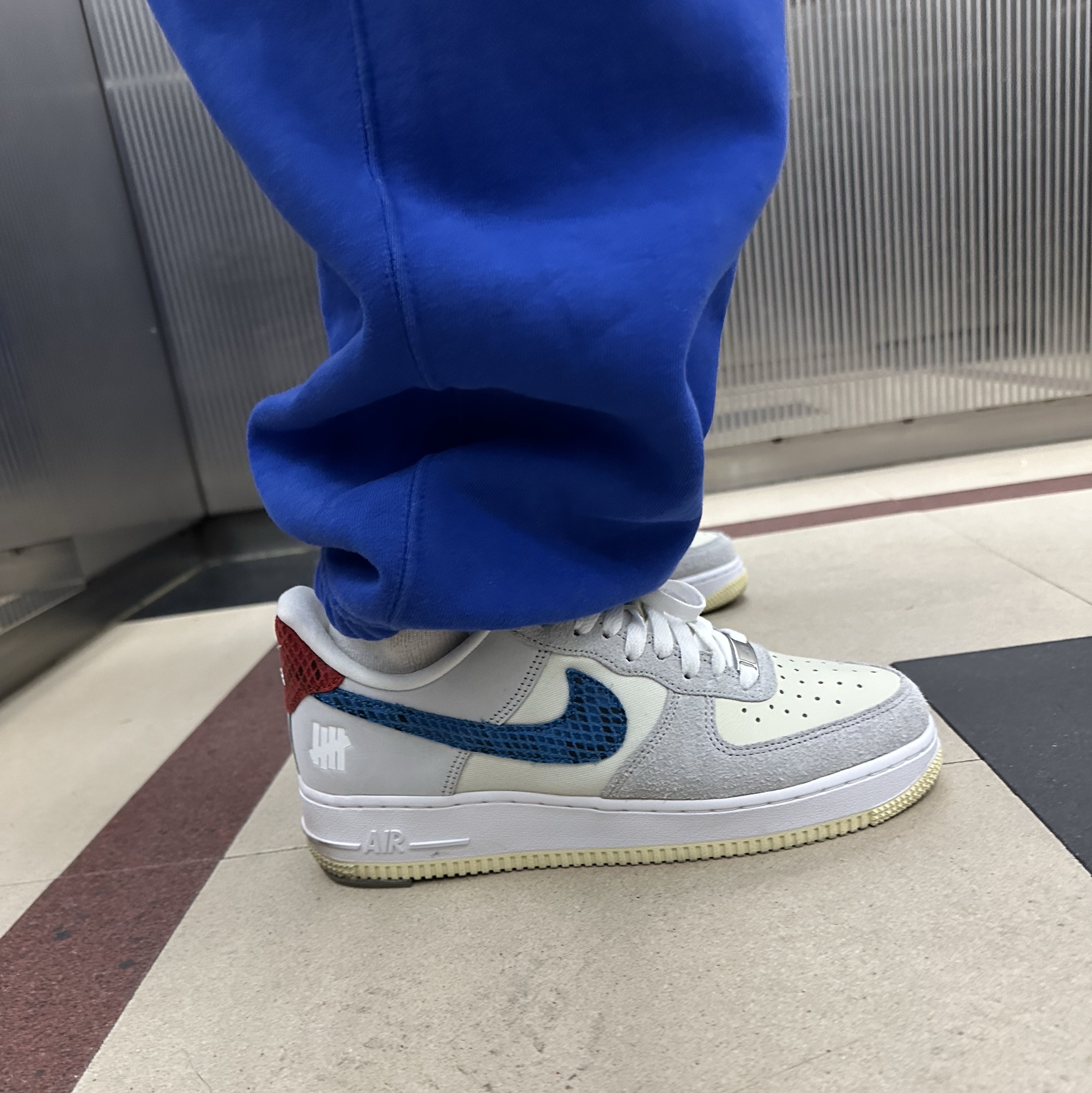 Nike x Undefeated Air Force 1 Low SP 5 On It, Nike x Stussy NRG Acid Washed Fleece Pants Game Royal (DR4025-480) 착용 스타일 - 1