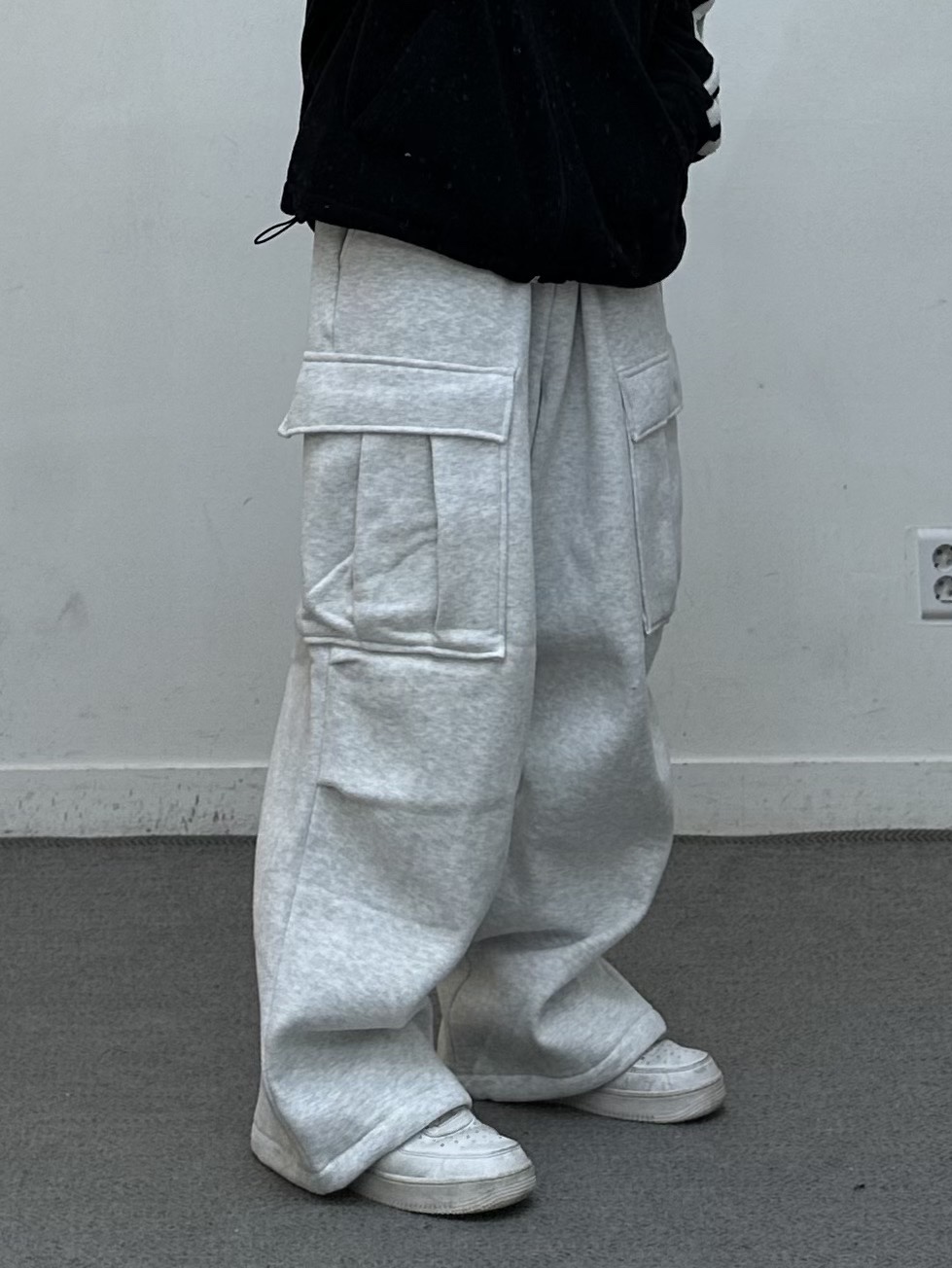 Maison Mihara Yasuhiro Blakey OG Sole Canvas Low-top Sneakers Black White, Maison Mihara Yasuhiro Blakey OG Sole Leather Low-top Sneakers White 착용 스타일 - 3