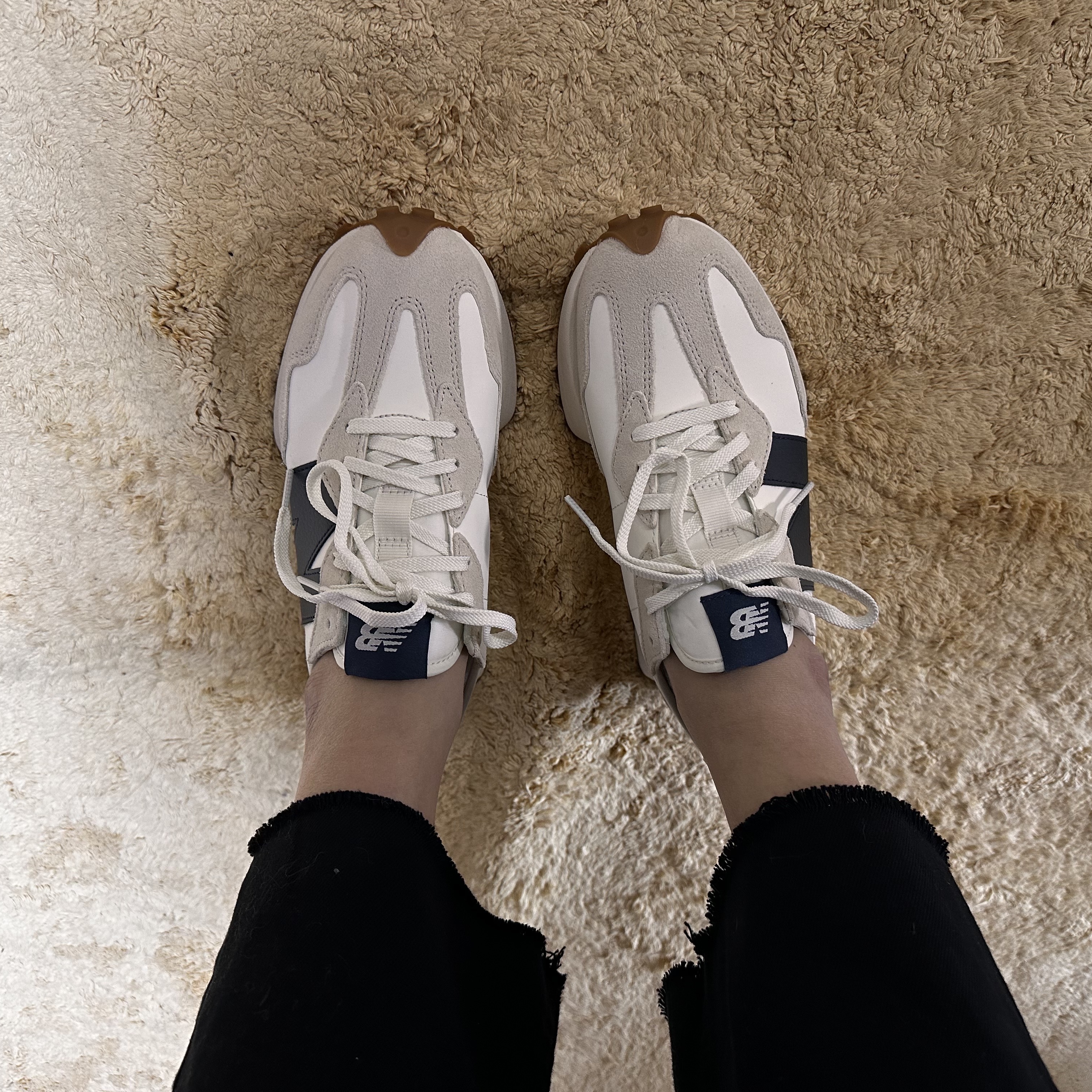 (W) New Balance 327 Beige Gum 착용 스타일 - 3