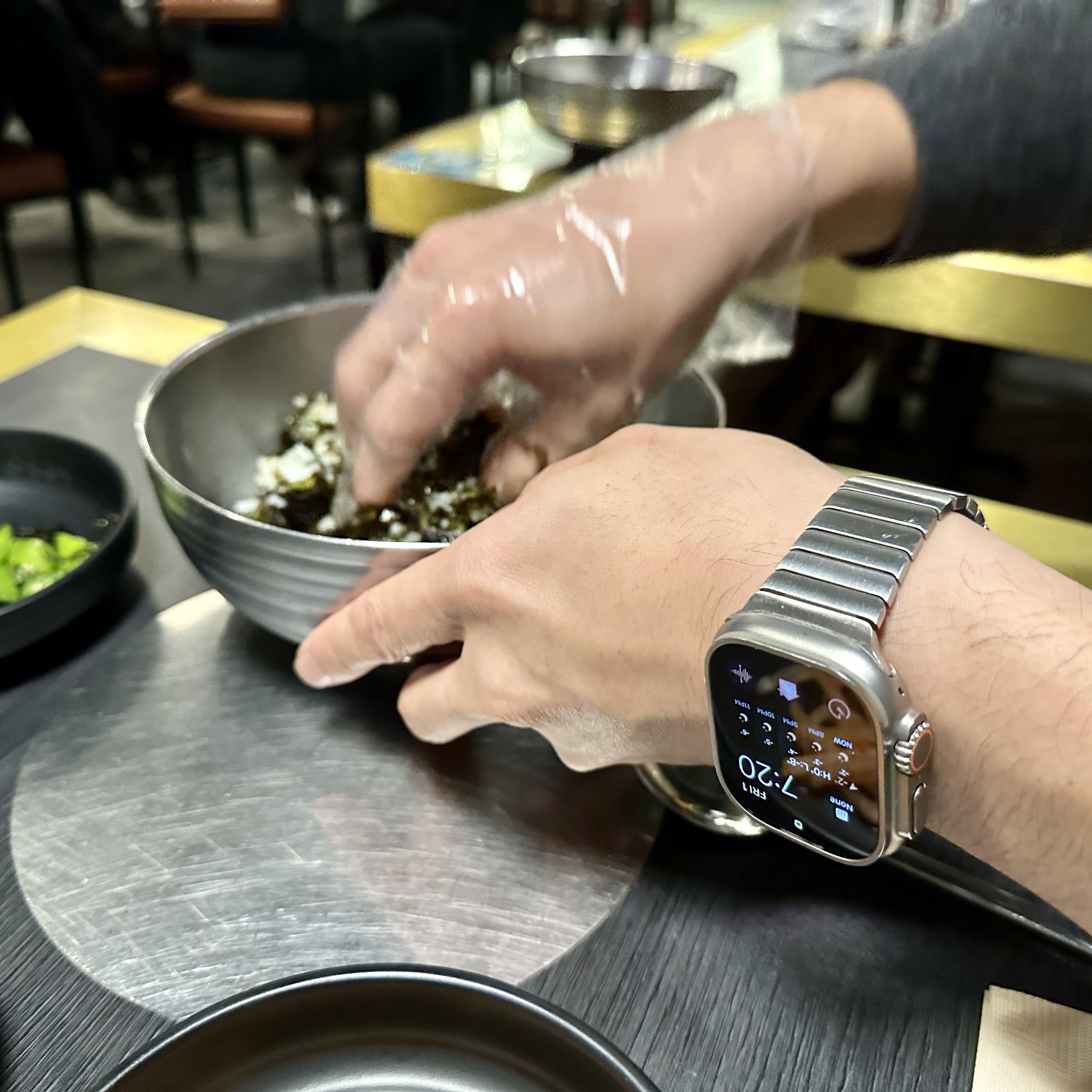 Apple Watch Ultra 2 49mm Titanium Case with Ocean Band White (Korean Ver.) 착용 스타일 - 2