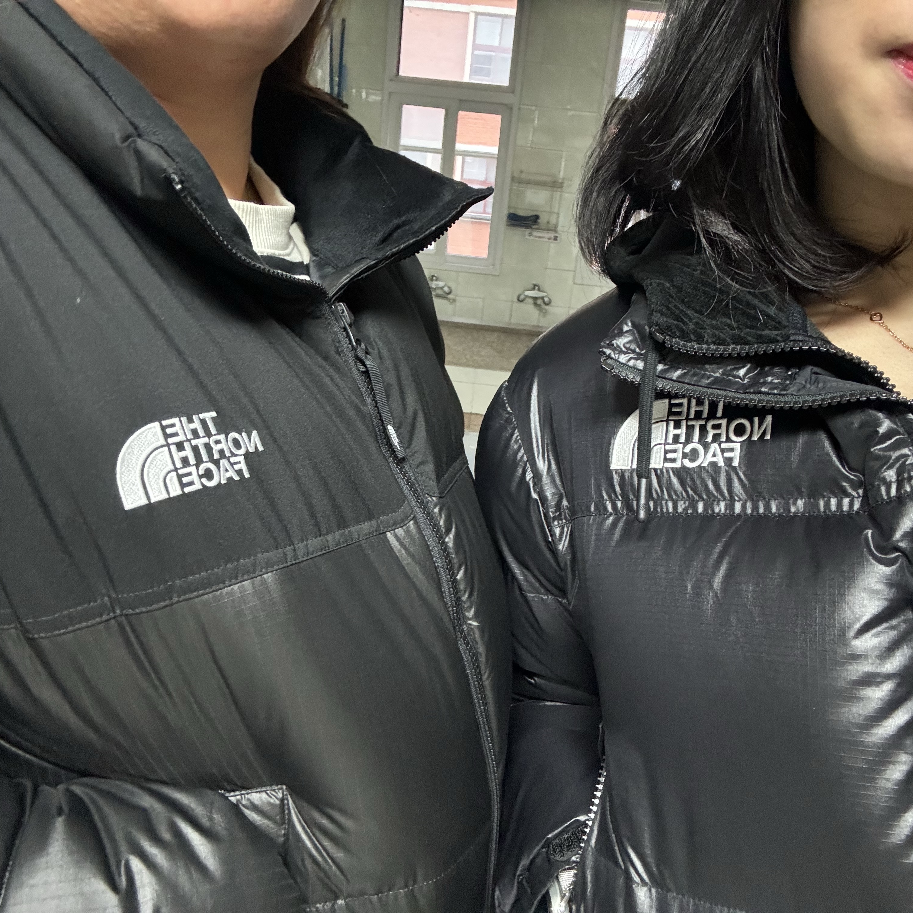 (W) The North Face White Label Novelty Nuptse Down Jacket Black 착용 스타일 - 1