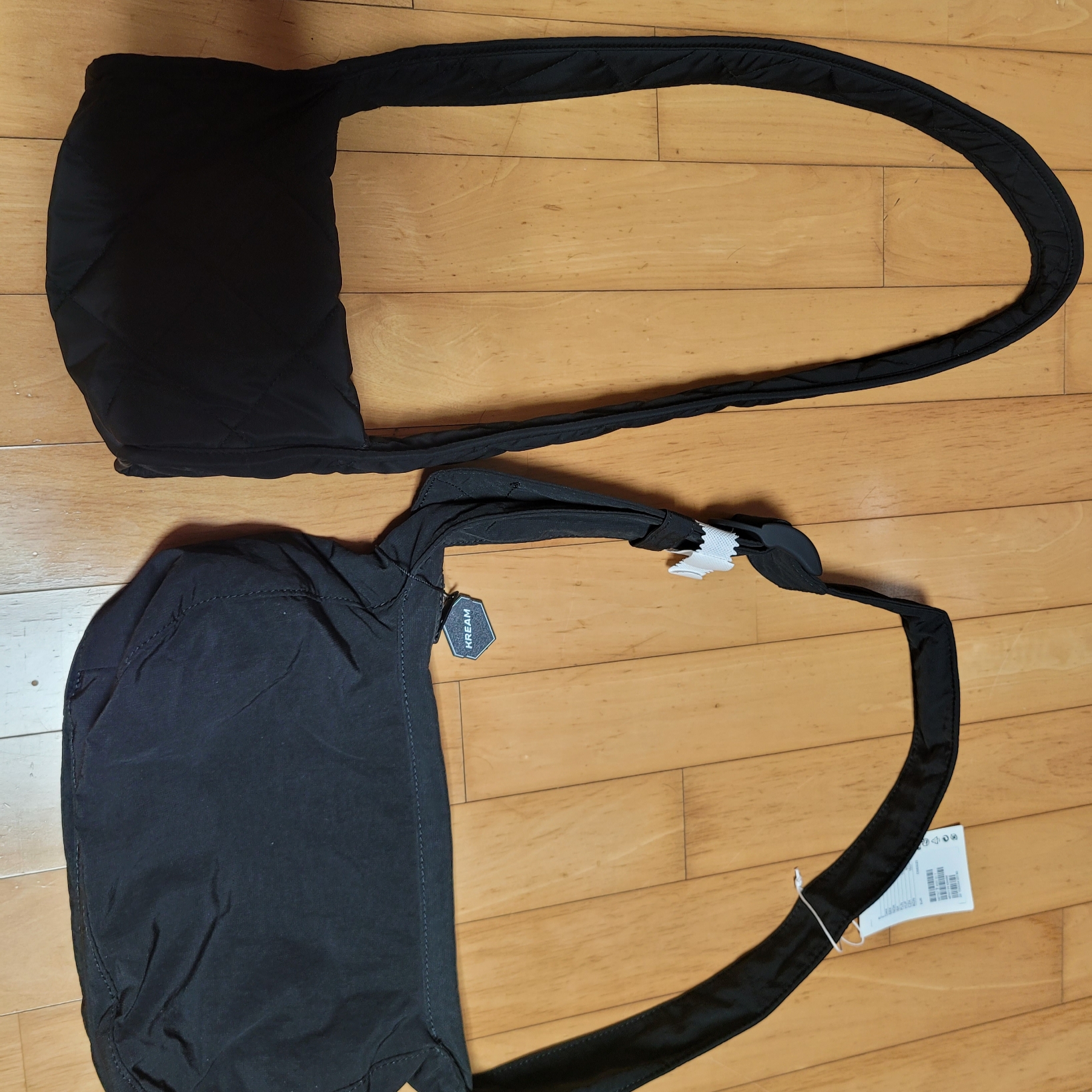 COS Nylon Crossbody Saddle Bag Black, COS Diamond Quilted Mini Crossbody Bag Black 착용 스타일 - 1