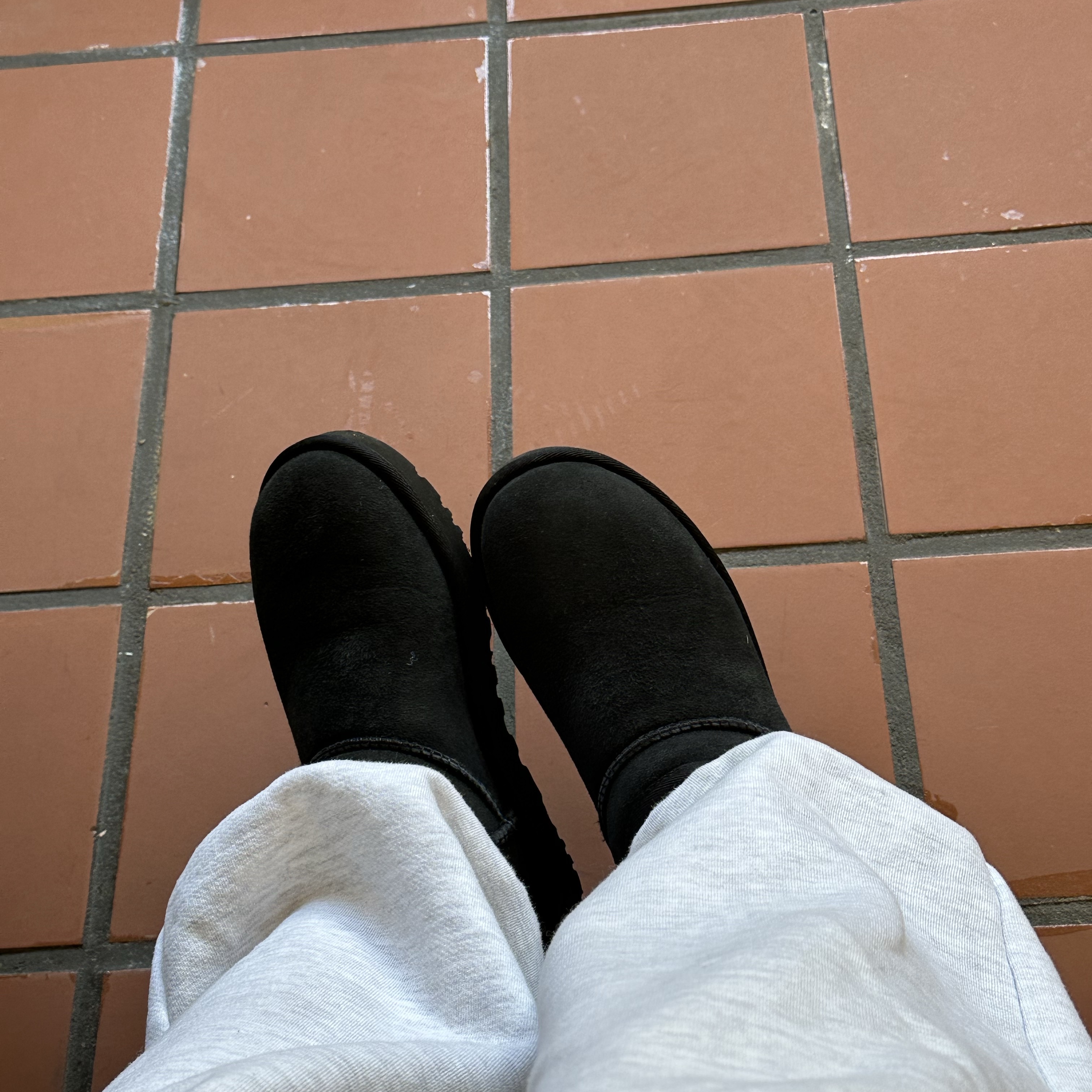 (W) UGG Classic Ultra Mini Boots Black 착용 스타일