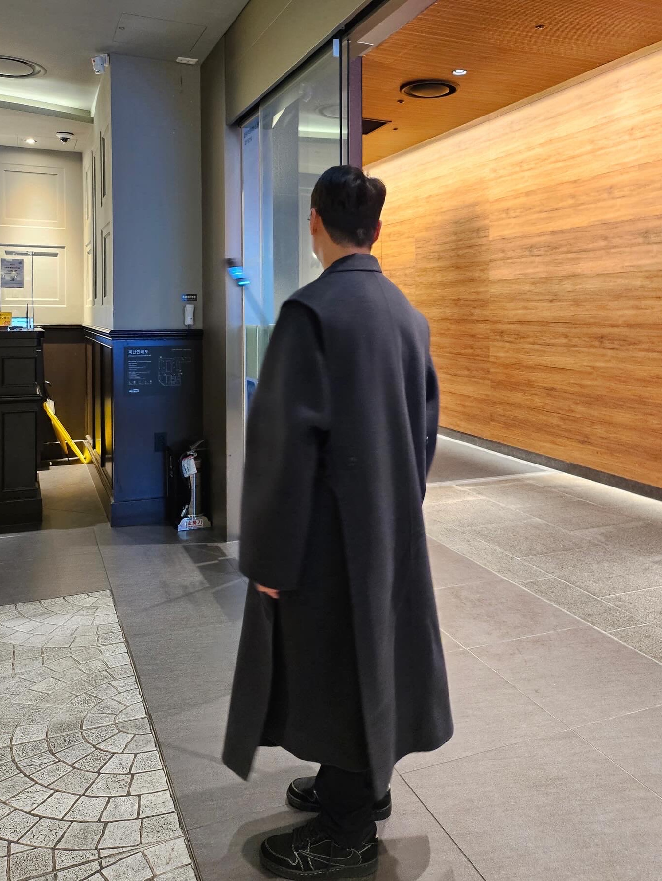Wooyoungmi Robe Coat Black, Jordan 1 x Travis Scott Retro Low OG SP Black Phantom 착용 스타일 - 5