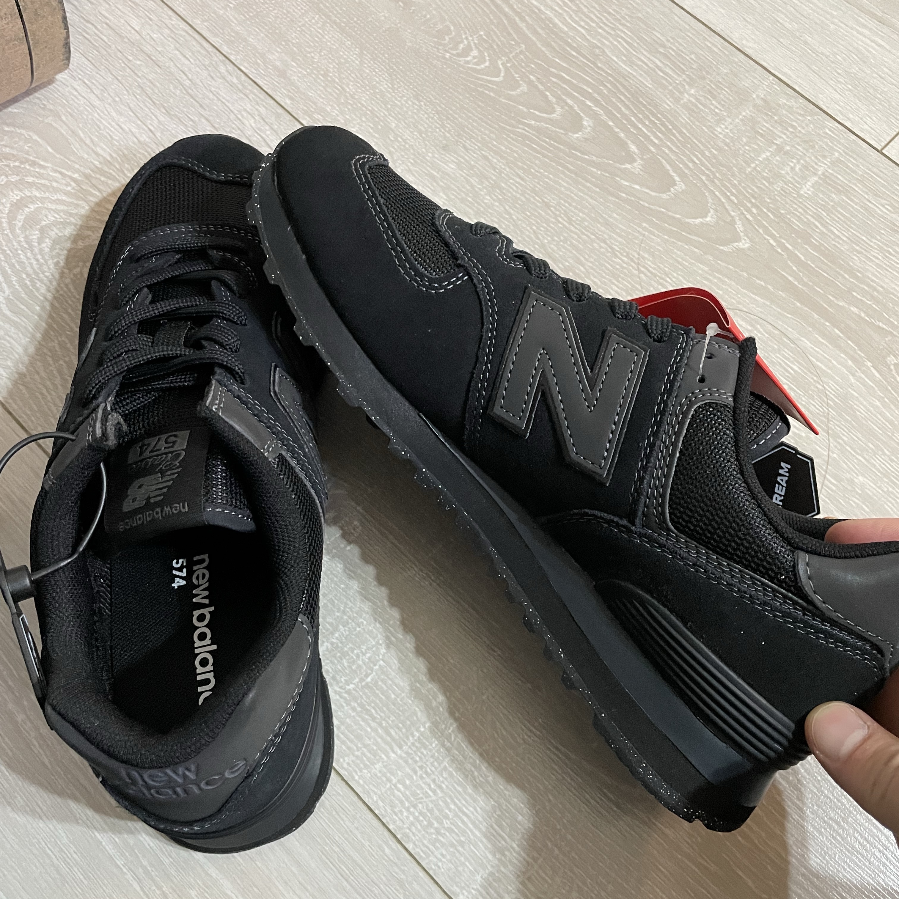 New Balance 574 Triple Black - D Standard 착용 스타일 - 1