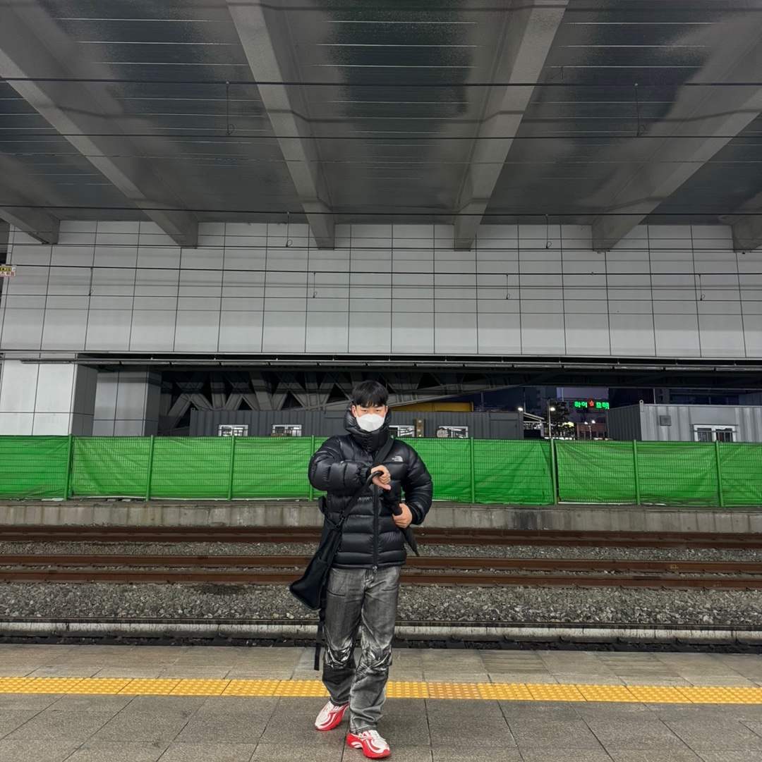 Reebok x Kanghyuk Premier Road Modern Mid White Red, C.P. Company Cotton Knit Crewneck Sweater Black - 21FW 착용 스타일 - 2