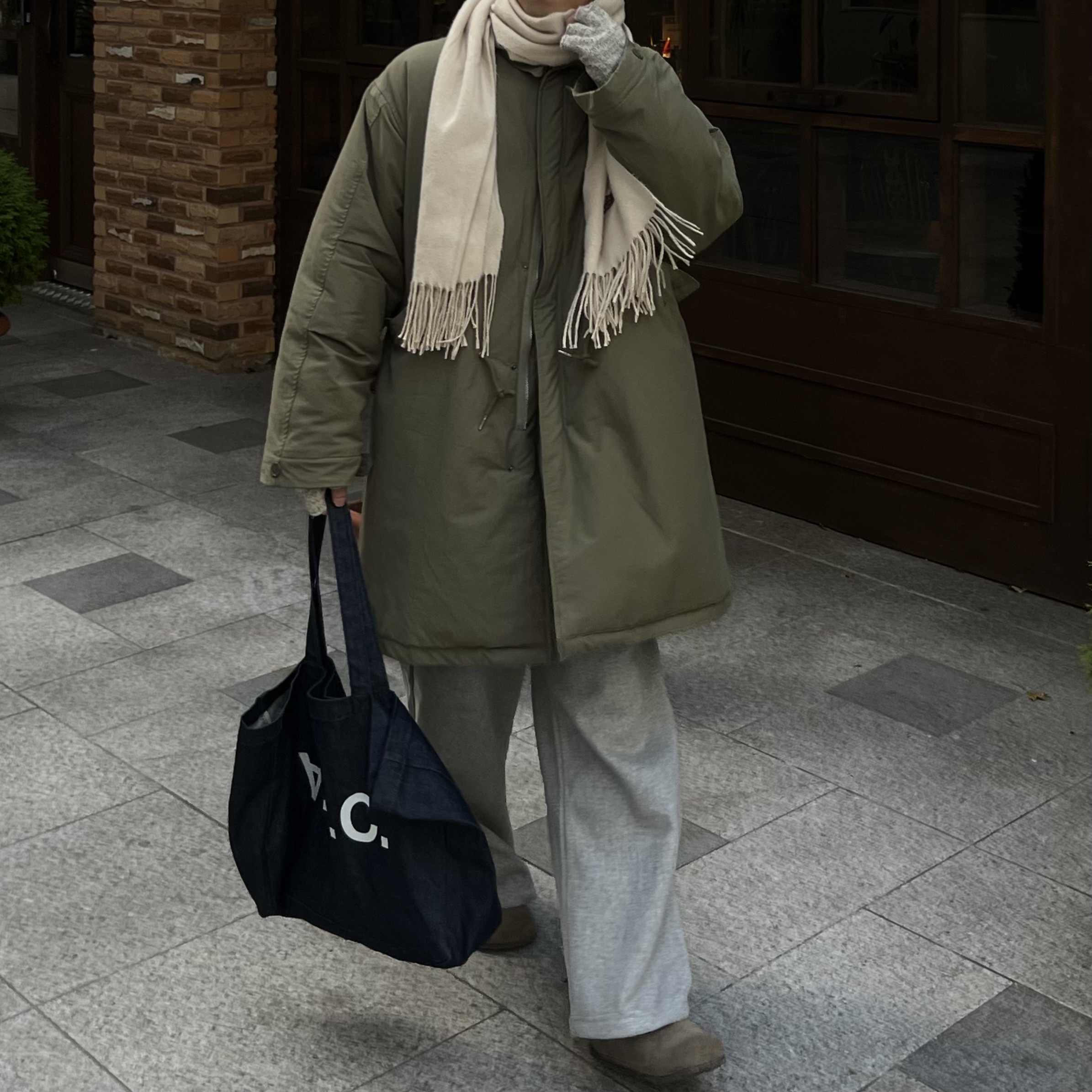 A.P.C. Daniela Shopping Bag Indigo 착용 스타일 - 2