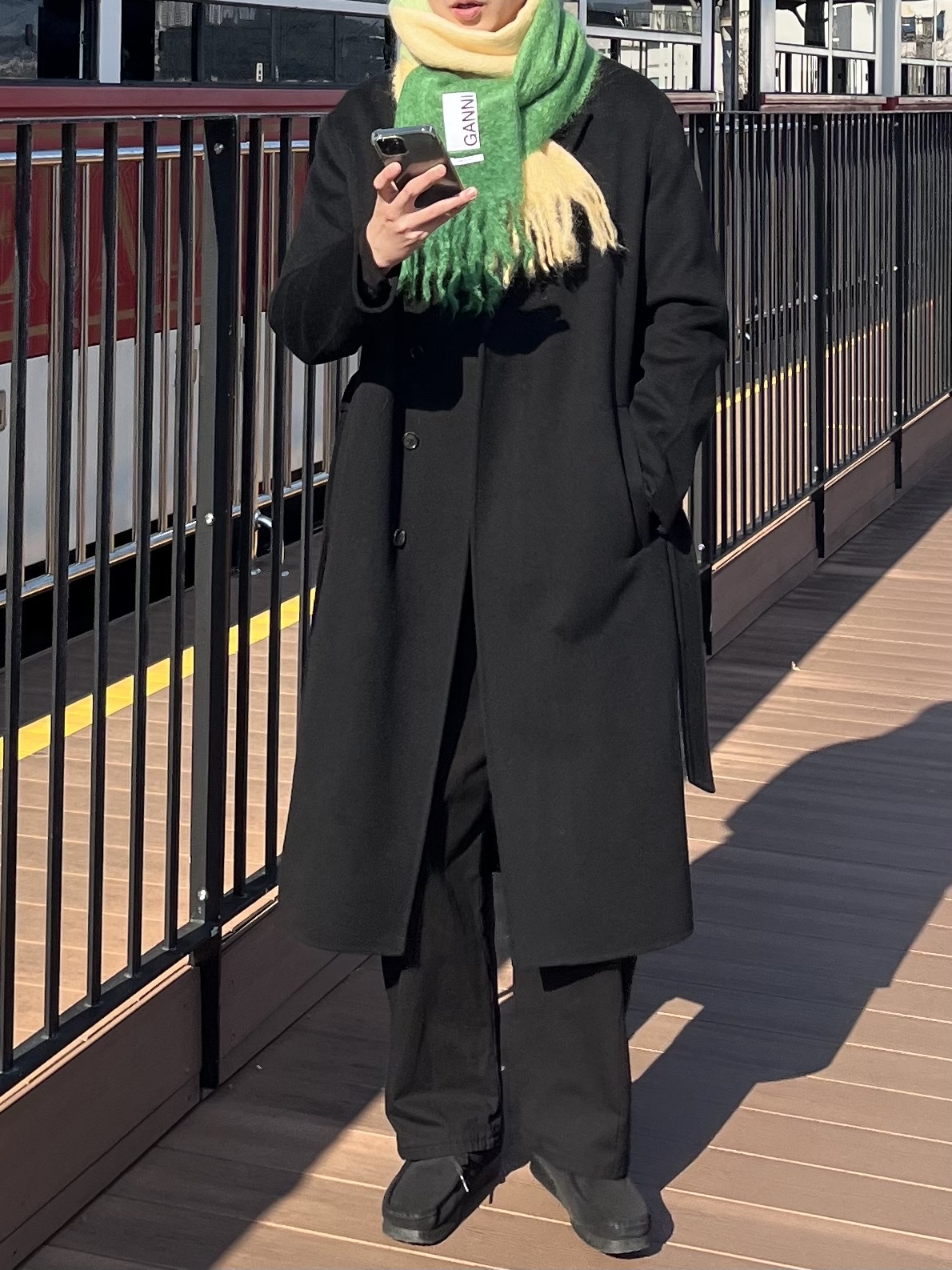 Ganni Mohair Fringed Scarf Kelly Green 착용 스타일 - 2
