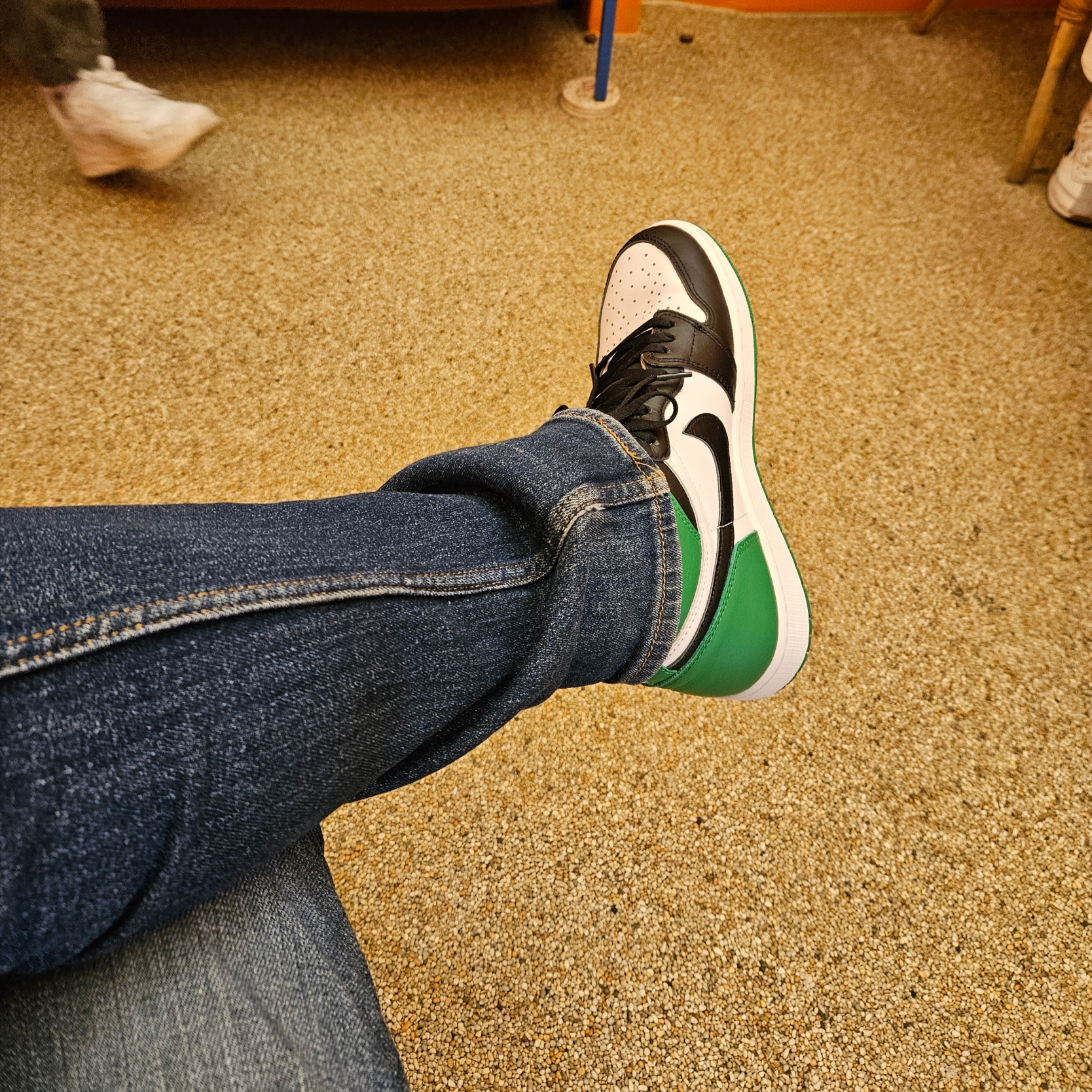 Jordan 1 Retro High OG Black and Lucky Green 착용 스타일