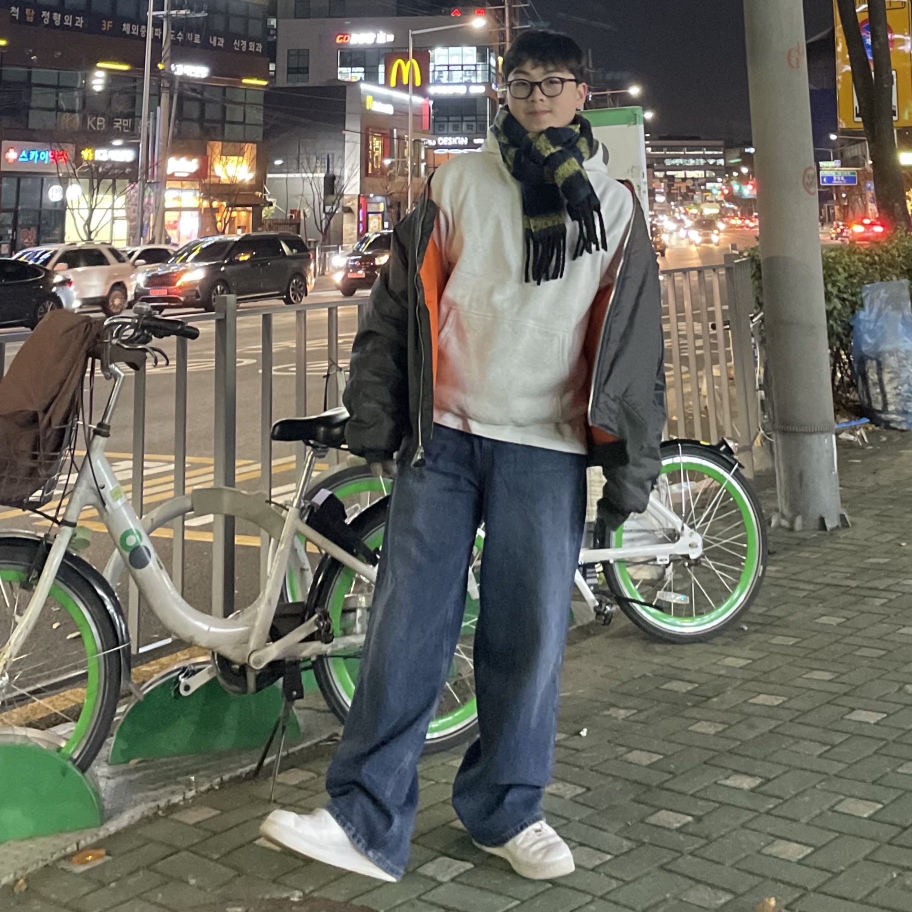 Nike x Supreme Air Force 1 Low White, Uniqlo x JW Anderson Striped Chunky Scarf Blue 착용 스타일