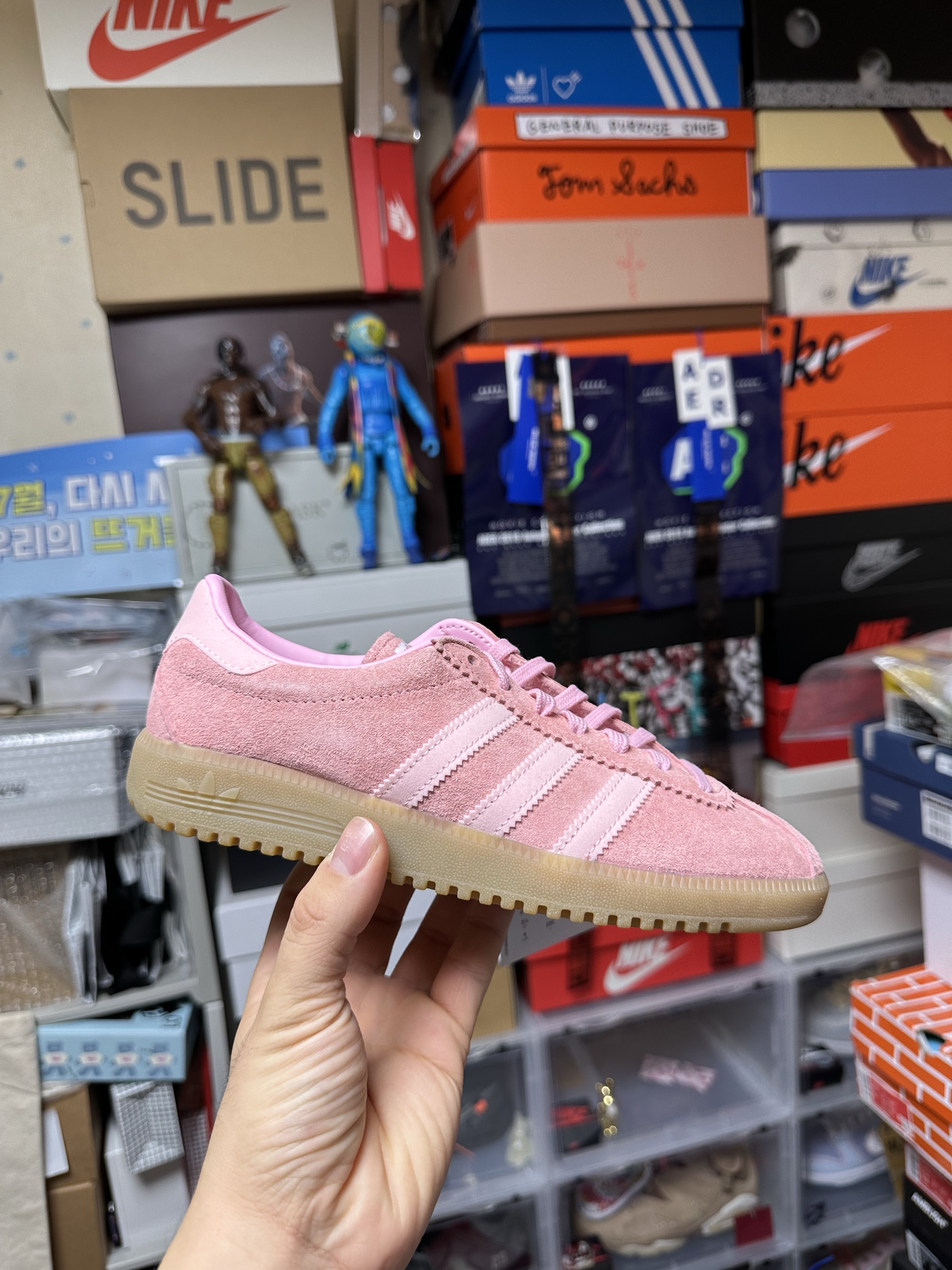 Adidas Bermuda Glow Pink 착용 스타일
