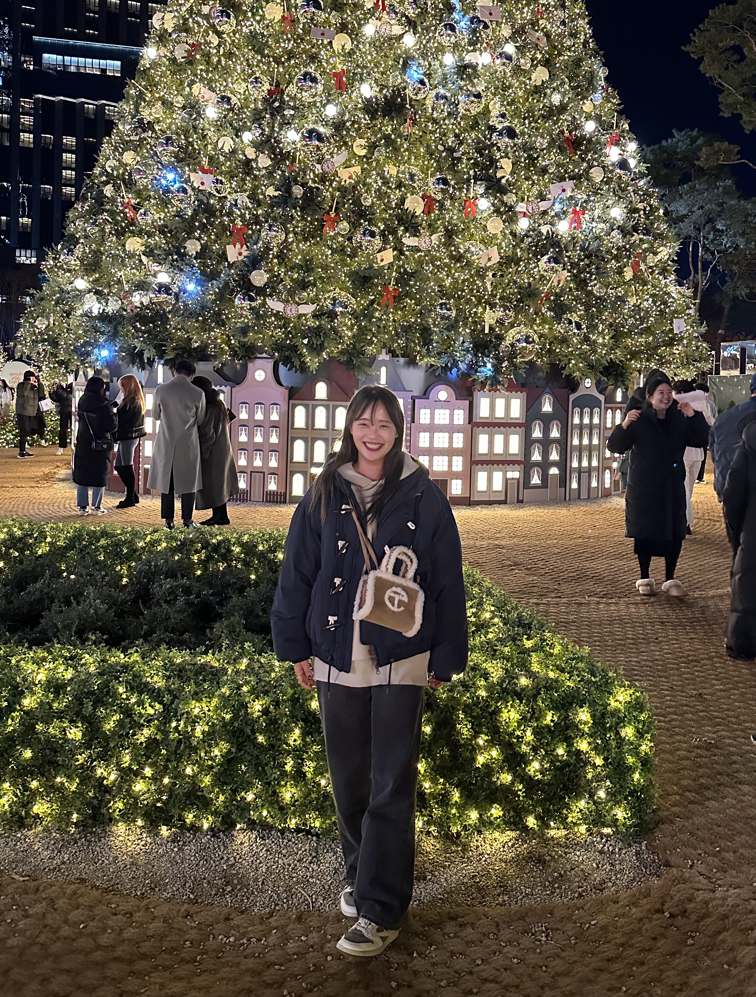 Telfar x UGG Small Shopping Bag Chestnut, Essentials Knit Pullover Hoodie Moss - 21SS 착용 스타일 - 3