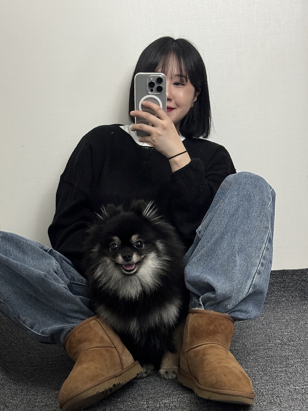 (W) UGG Classic Mini II Boots Chestnut, Apple iPhone 15 Pro 256GB Natural Titanium (Korean Ver.) 착용 스타일