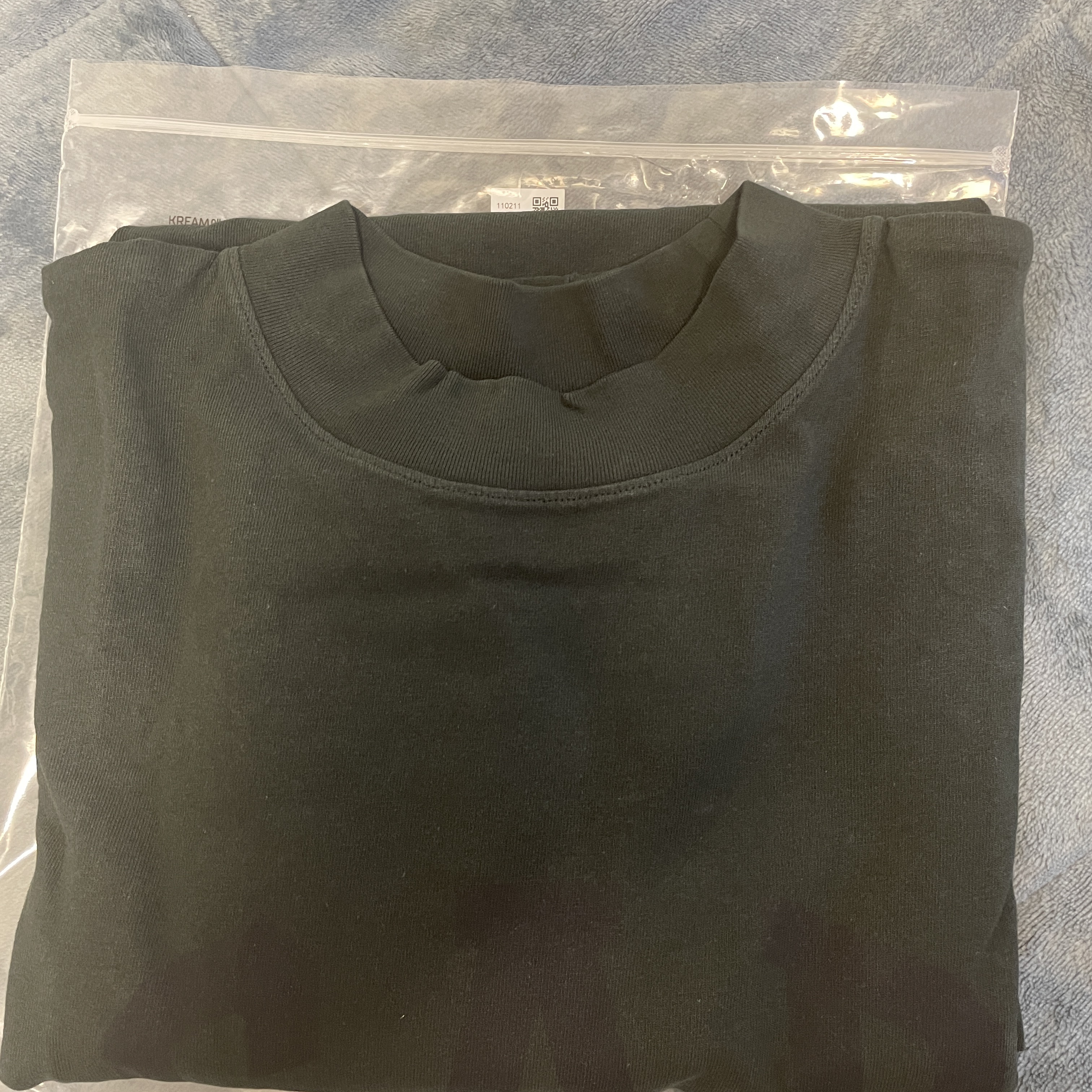 Yeezy Gap Engineered By Balenciaga Dove Long Sleeve T-Shirt Washed Black 착용 스타일