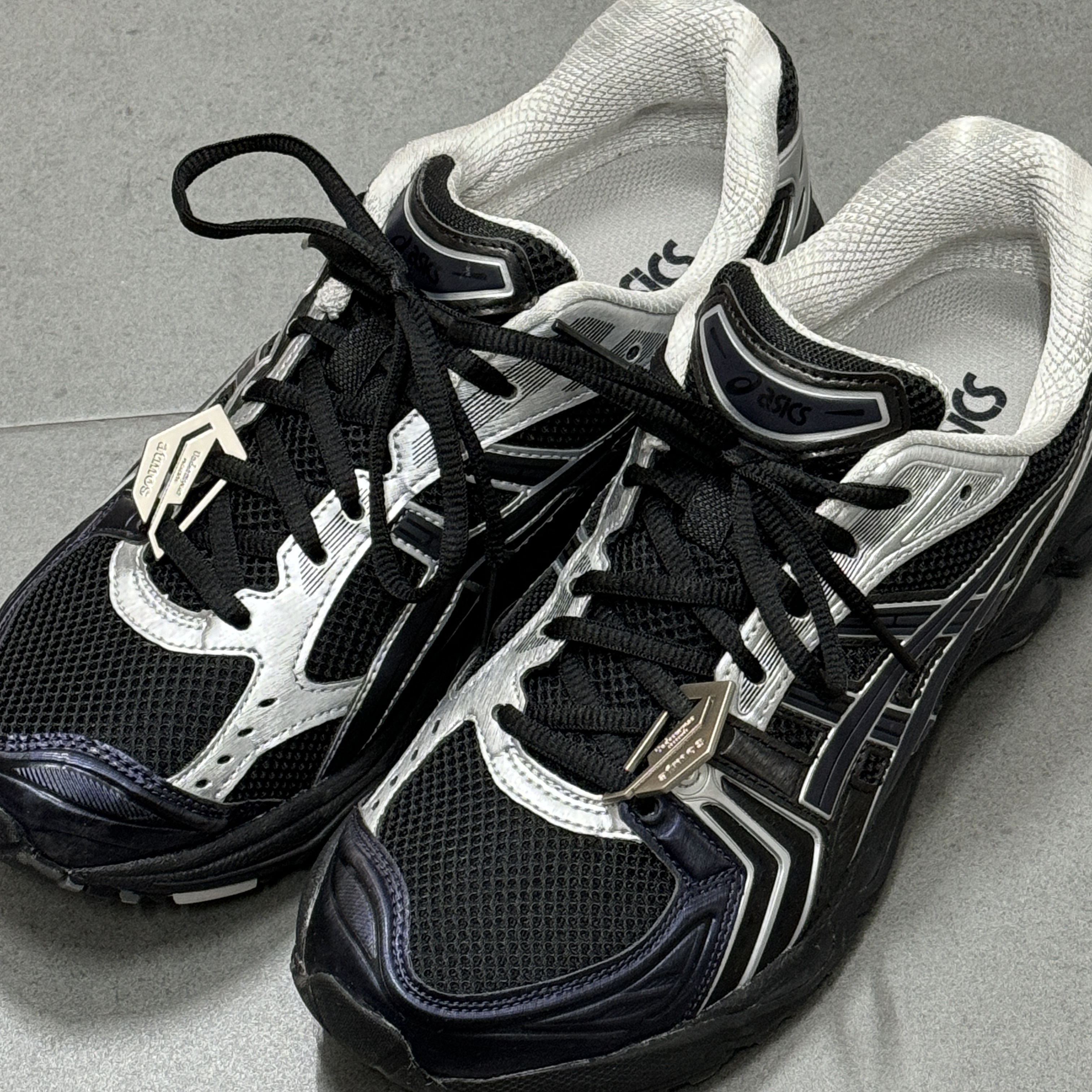 Asics x Atmos x Undermycar Gel-Kayano 14 Black Pure Silver 착용 스타일 - 2