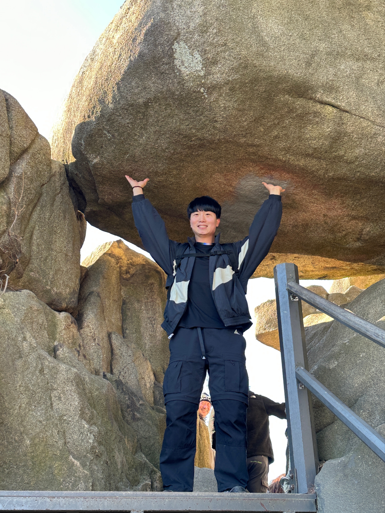 Nike ACG Smith Summit Cargo Pants Black Anthracite - Asia, Nike ACG Dri-Fit ADV Goat Rocks T-Shirt Black - Asia 착용 스타일