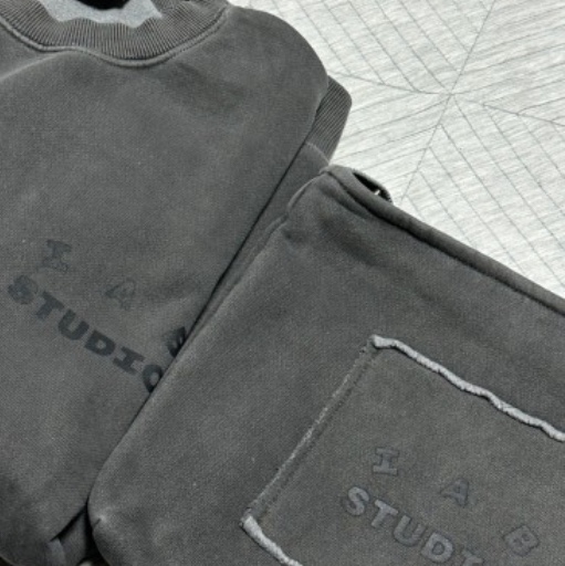 IAB Studio Pigment Sweatshirt & Mini Bag Black 착용 스타일