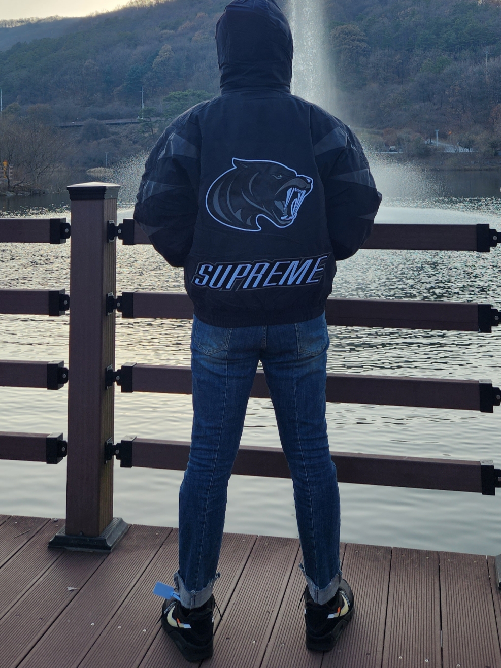 Supreme Wildcat Sideline Puffer Jacket Black - 23FW, Nike x Off-White Air Max 90 V2 Black White 착용 스타일 - 4