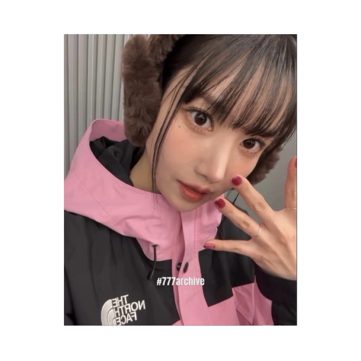 (W) UGG Embroidered Logo Earmuff Burnt Cedar 착용 스타일 - 2