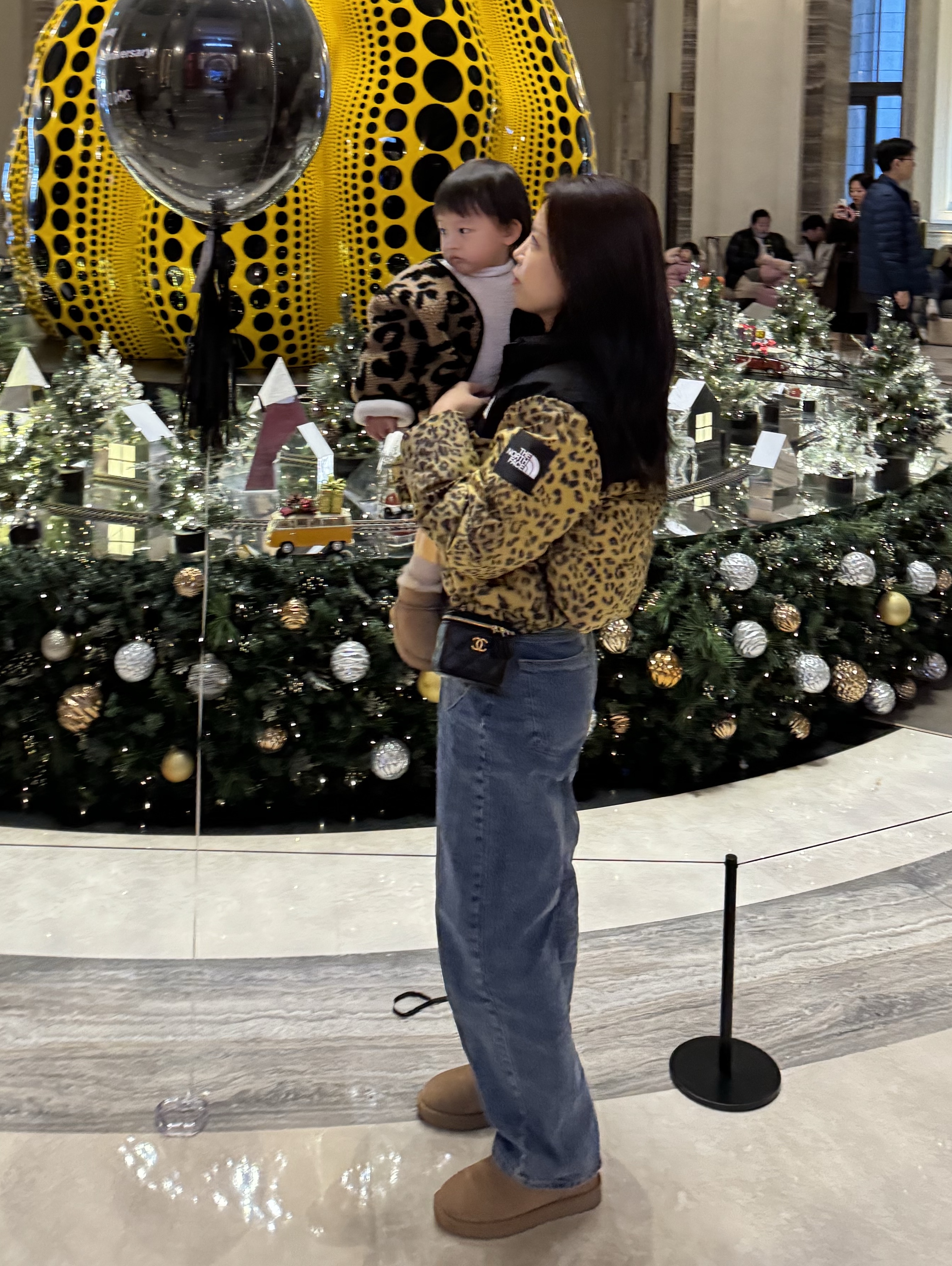(W) The North Face White Label Novelty Nuptse Down Jacket P Gold, (W) UGG Classic Ultra Mini Boots Chestnut 착용 스타일