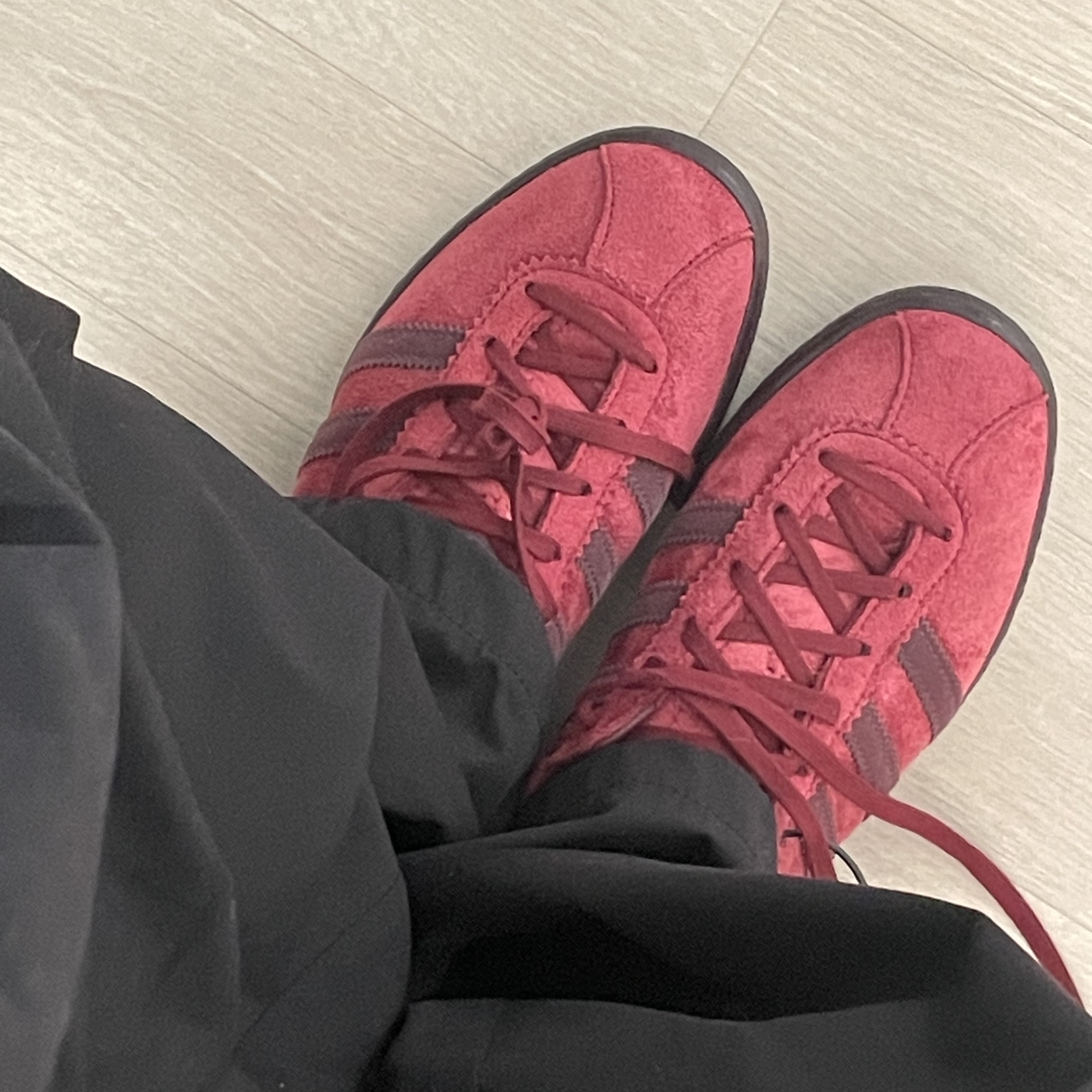 Adidas Tobacco Gruen Collegiate Burgundy 착용 스타일 - 3