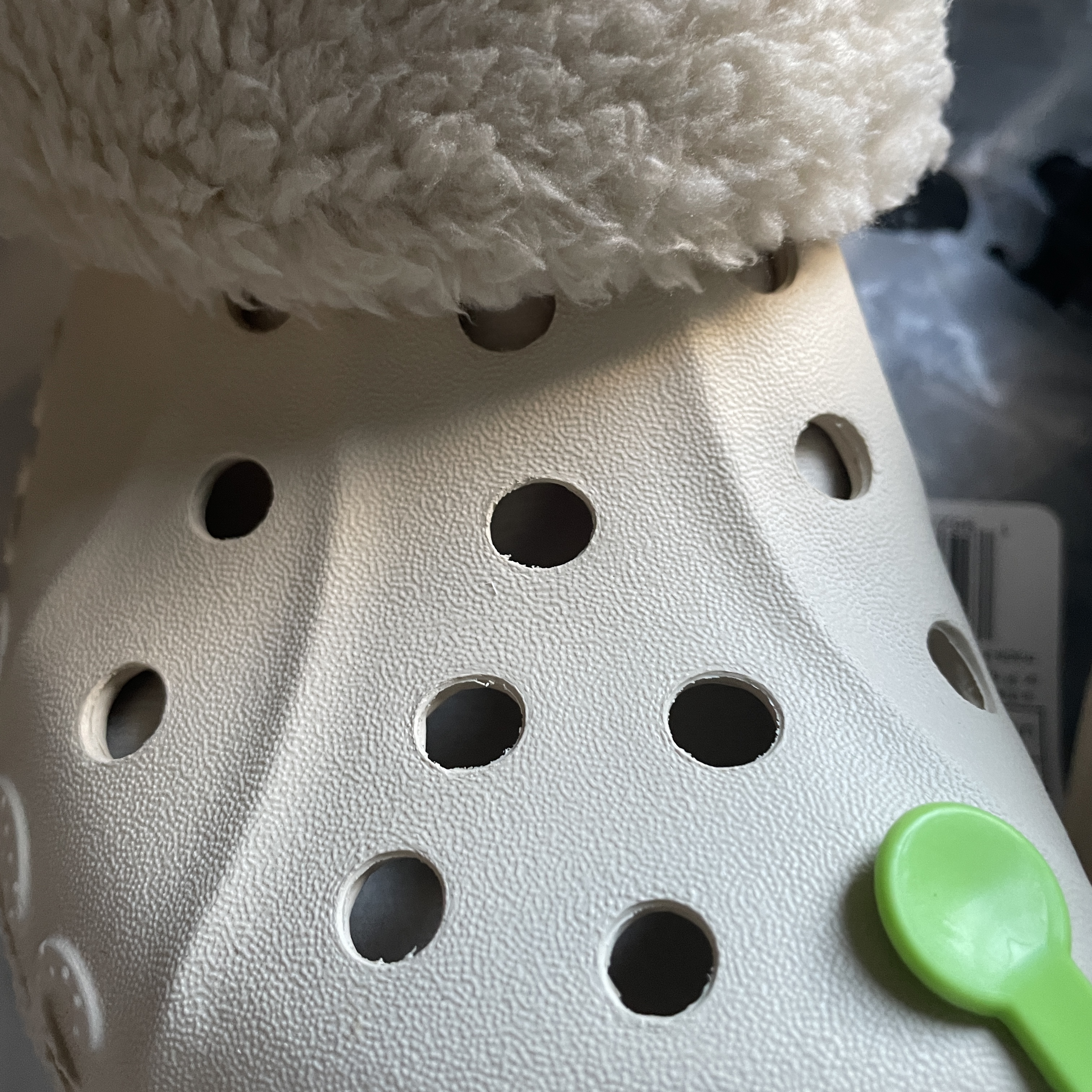 Crocs Baya Lined Fuzz-Strap Clog Winter White 착용 스타일