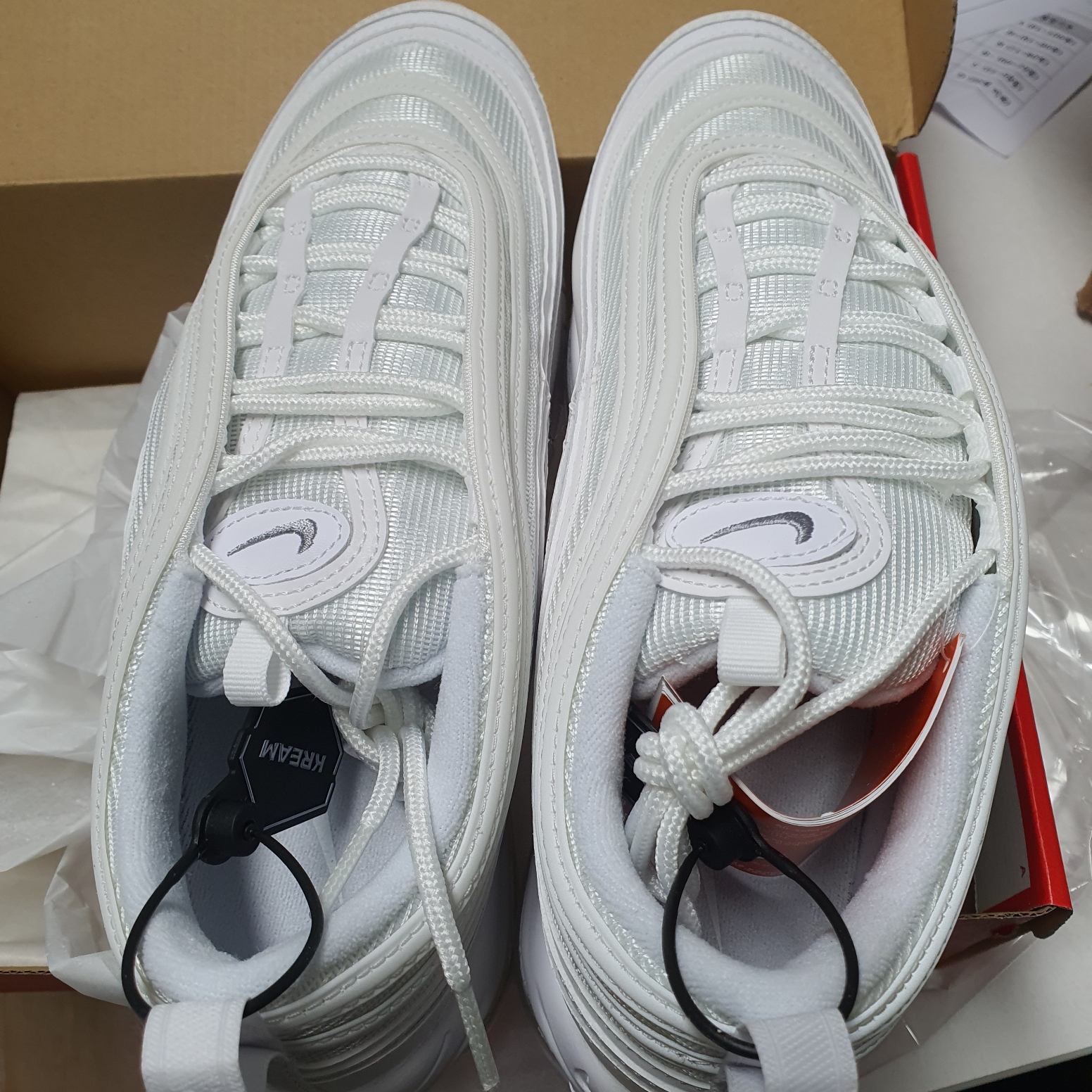 Nike Air Max 97 Triple White Wolf Grey 착용 스타일 - 2