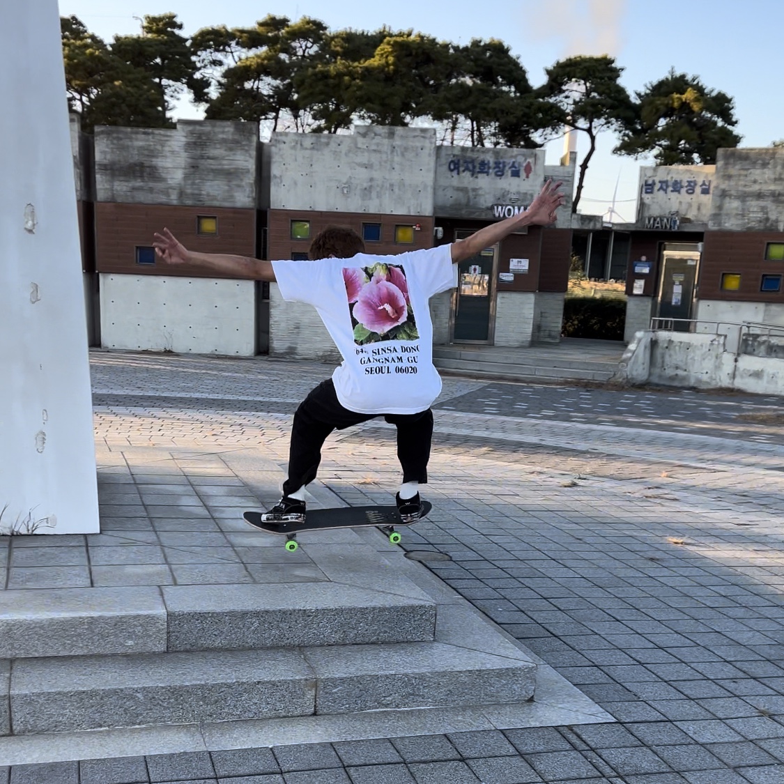 Supreme Seoul Box Logo T-Shirt White - 23FW 착용 스타일 - 2