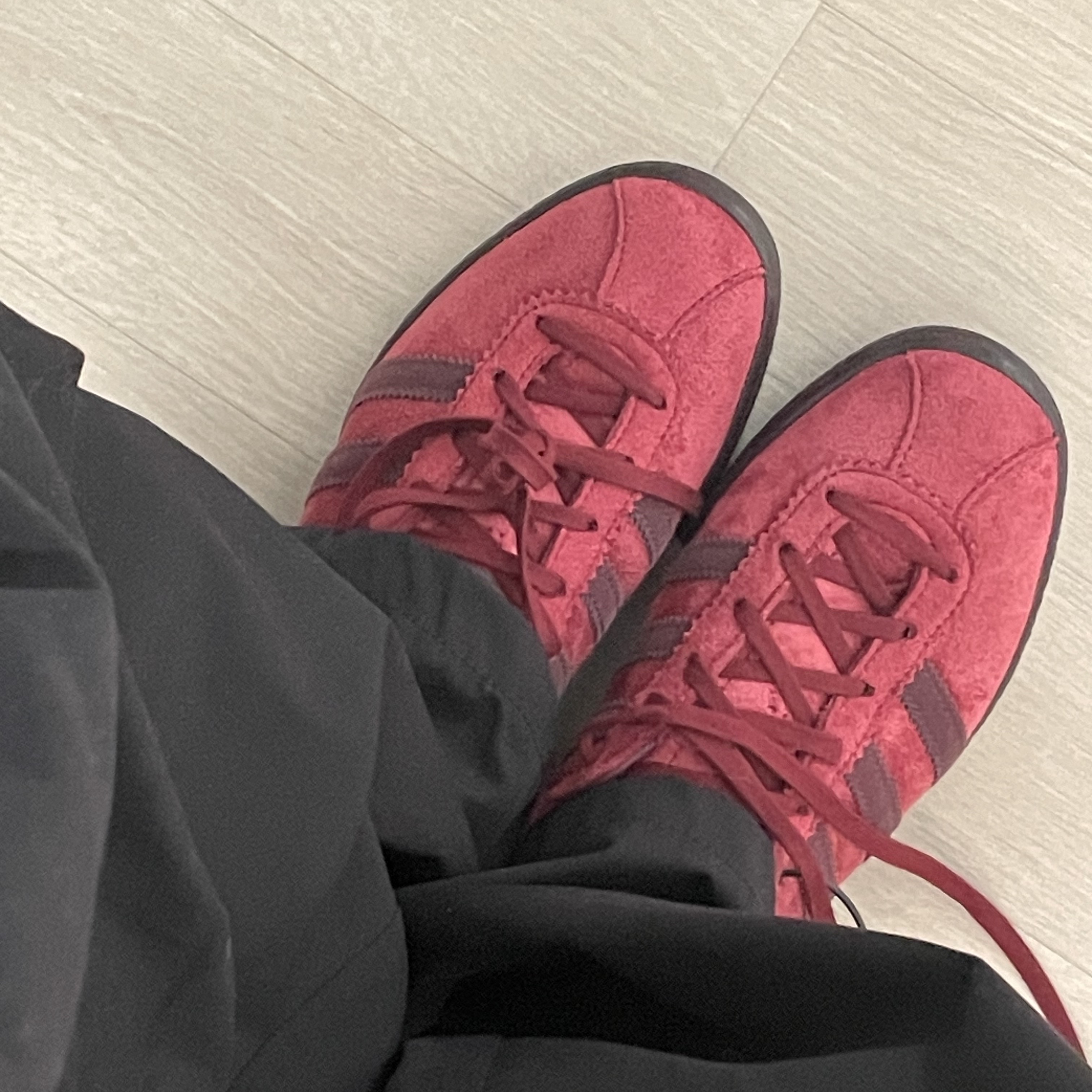 Adidas Tobacco Gruen Collegiate Burgundy 착용 스타일 - 2