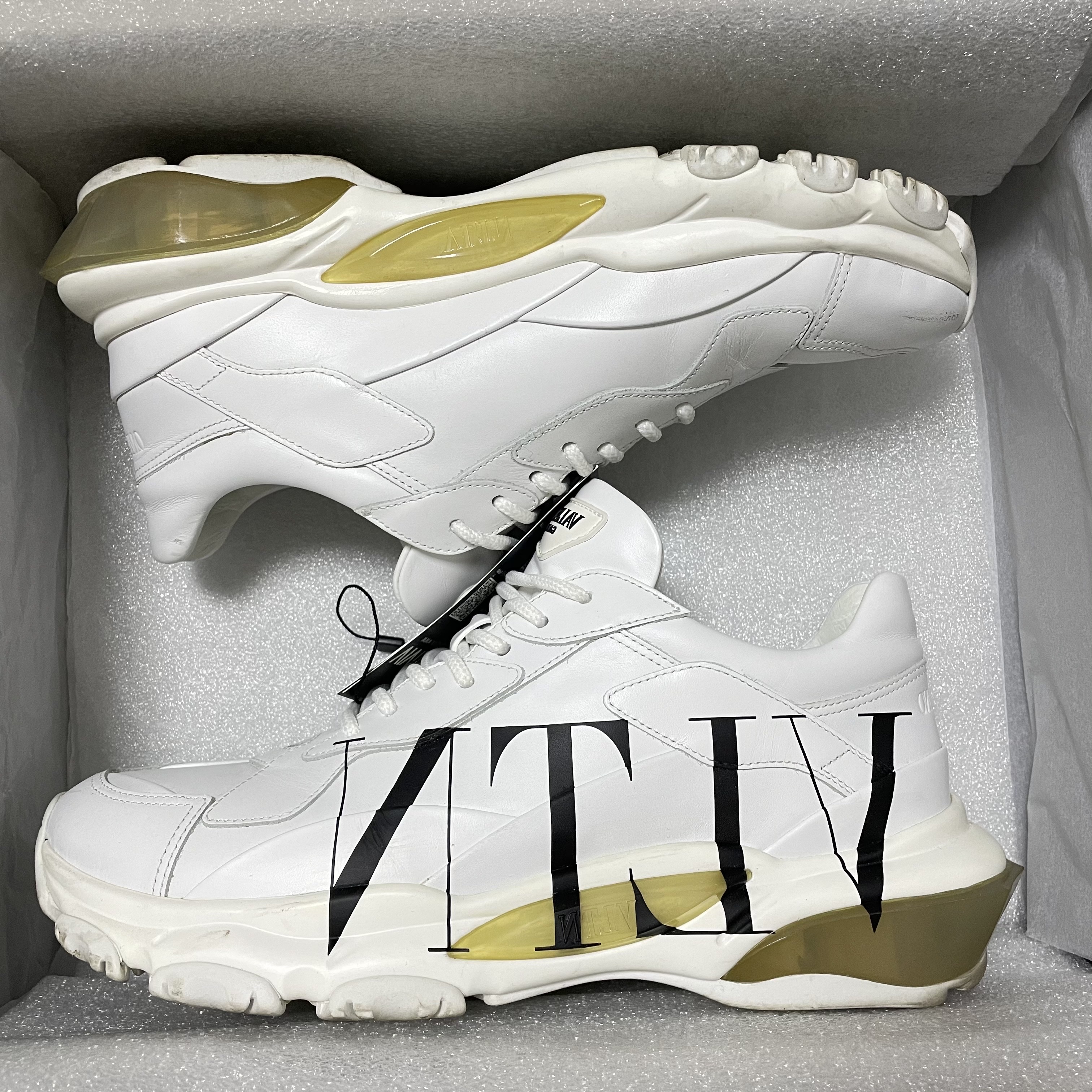 Valentino Bounce Calfskin Sneakers White Black 착용 스타일