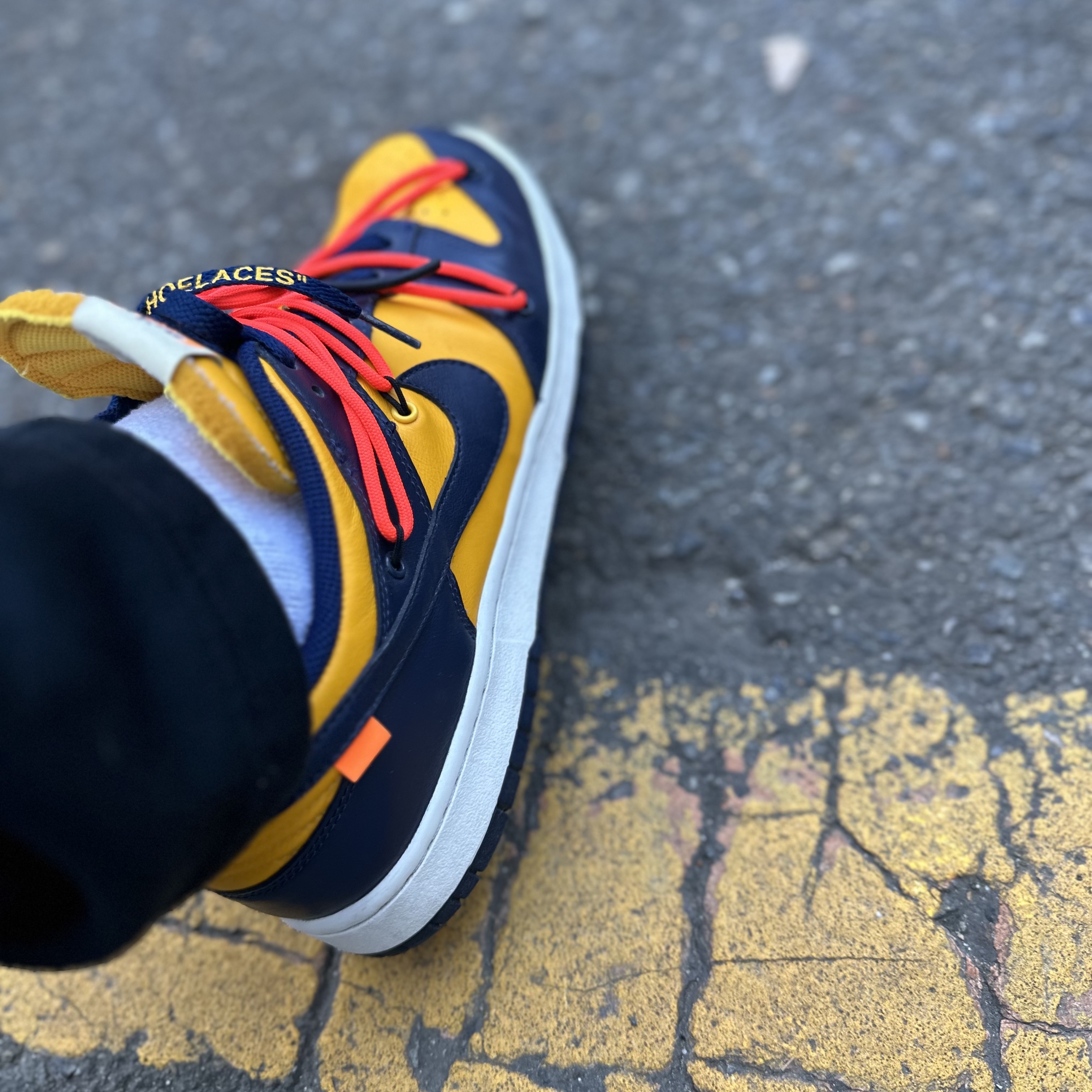 Nike x Off-White Dunk Low University Gold Midnight Navy 착용 스타일 - 3