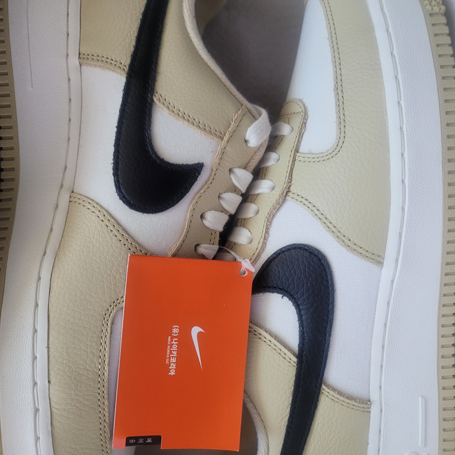 Nike Air Force 1 '07 LX Team Gold and Black 착용 스타일