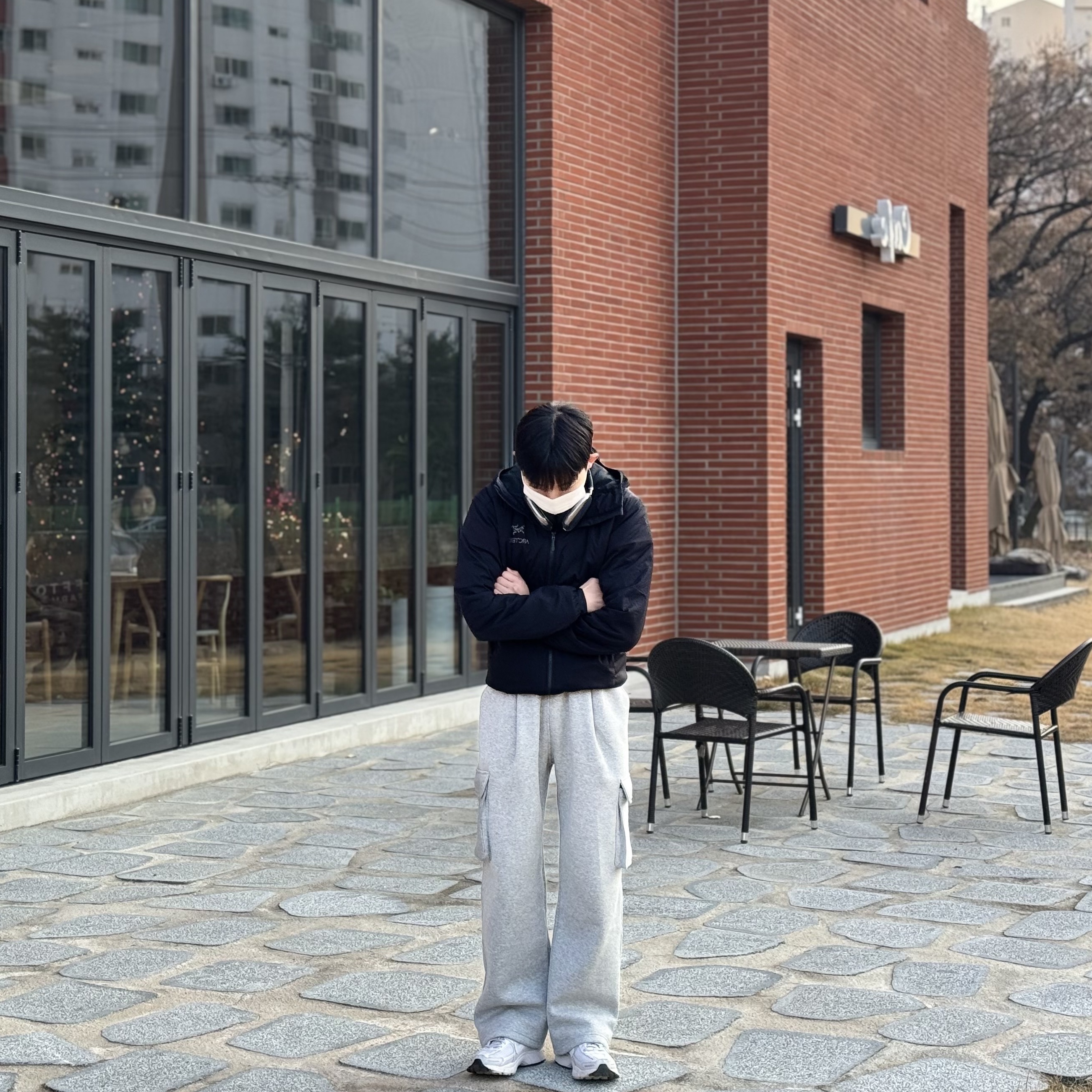 Arc'teryx Atom Hoody Black, Apple AirPods Max Lightning Space Gray (Korean Ver.) 착용 스타일 - 3
