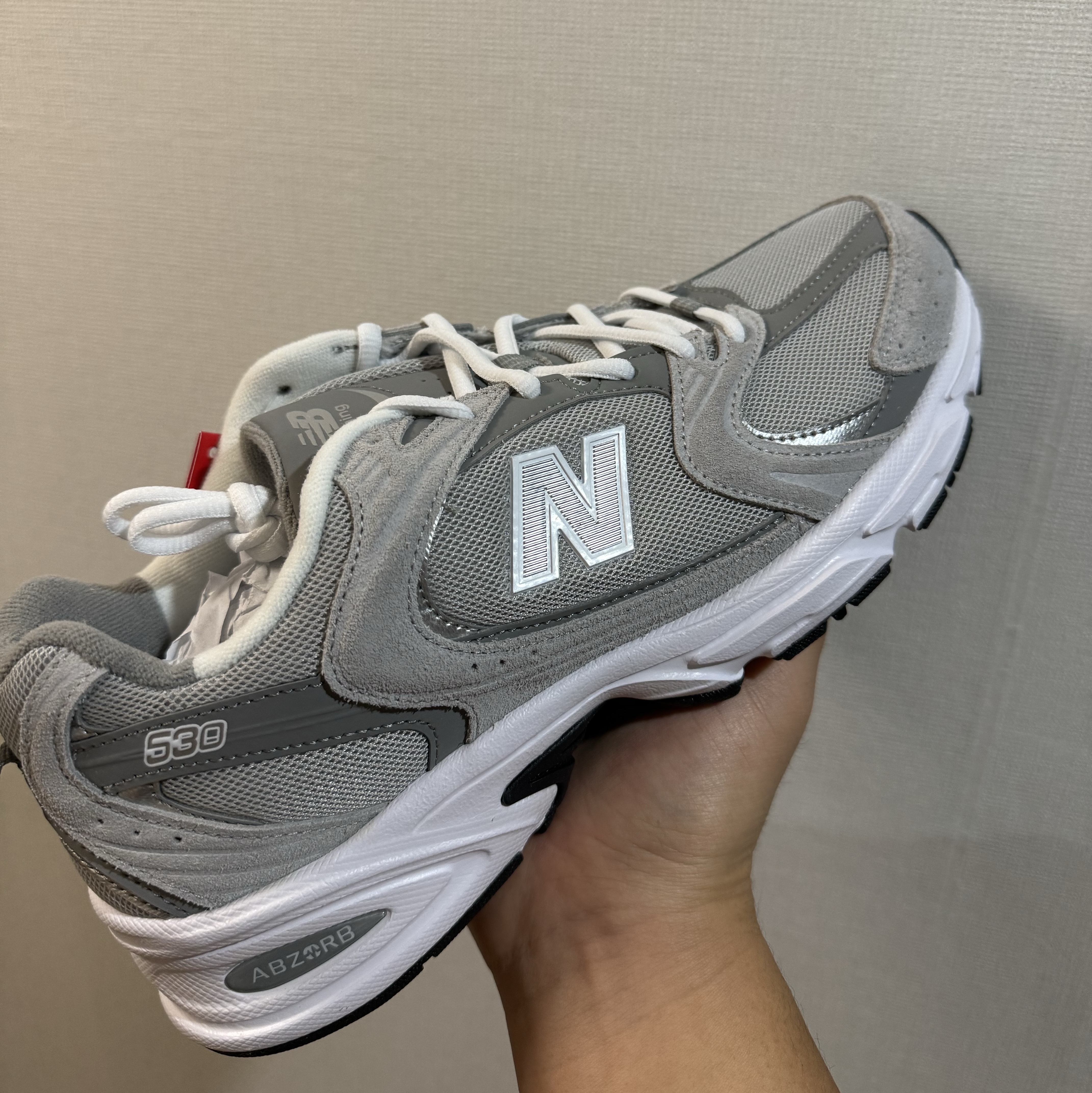New Balance 530 Grey 착용 스타일