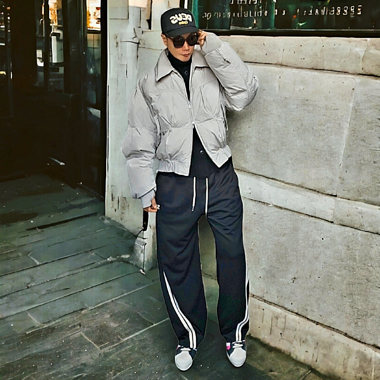 Stone Island 547A3 Lambswool Knit Cardigan Black - 23FW, Adidas x Face Superstar 82 Carbon Cloud White 착용 스타일