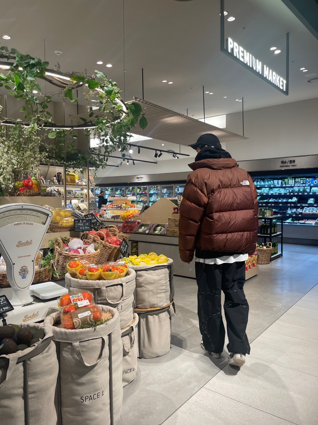 The North Face 1996 Retro Nuptse Jacket Dark Oak, Supreme Logo Piping Track Pants Black - 23FW 착용 스타일 - 2