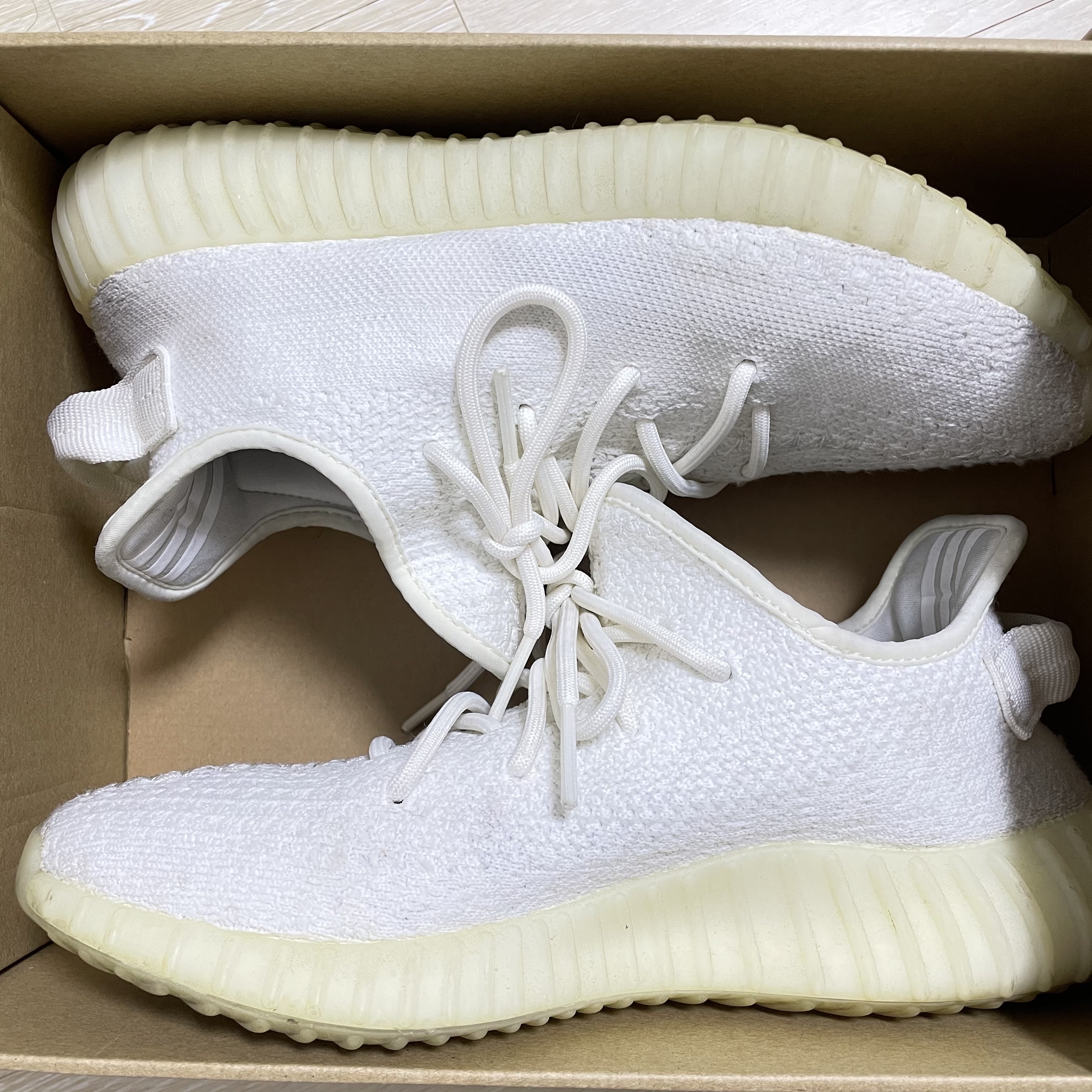 Adidas Yeezy Boost 350 V2 Cream/Triple White 착용 스타일
