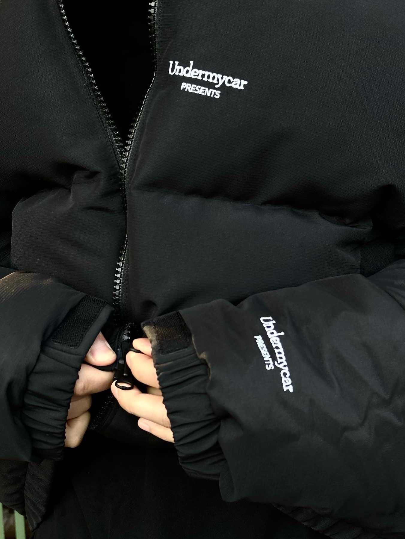 Undermycar Mu.15 Anti Fxxking Logo Play Triple Logo Crop Padding Jacket Black 착용 스타일 - 2