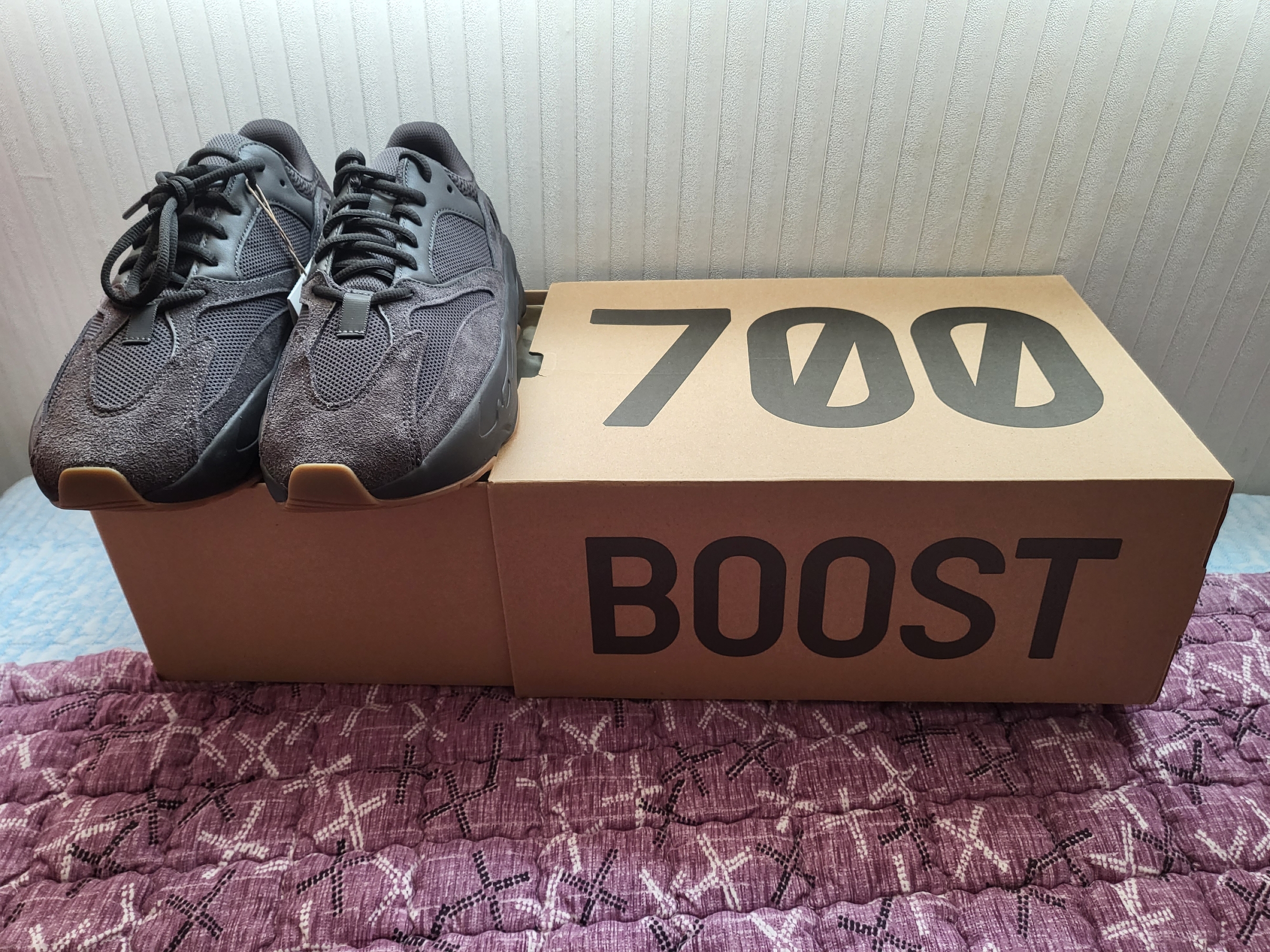 Adidas Yeezy Boost 700 Utility Black 2023 착용 스타일