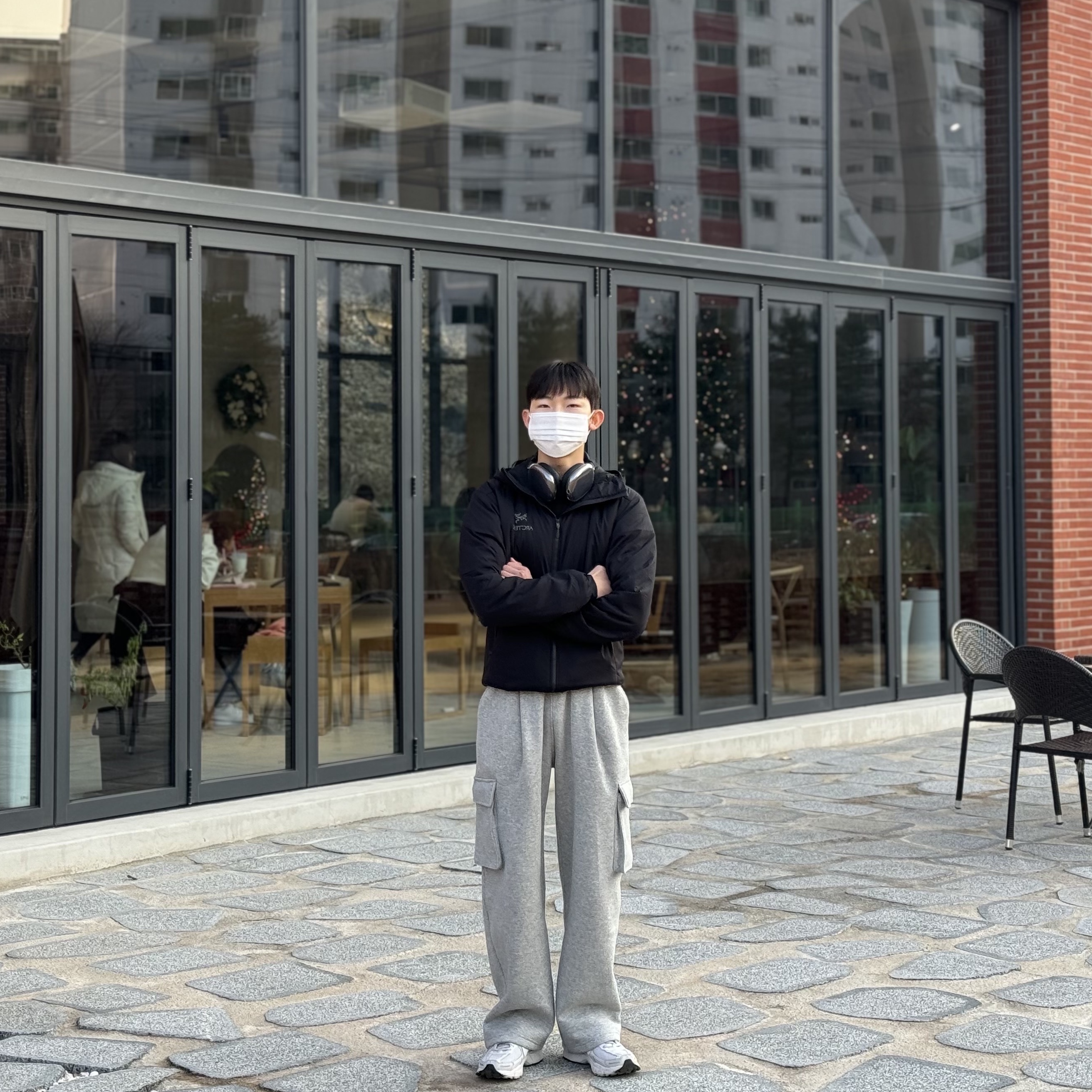 Arc'teryx Atom Hoody Black, Apple AirPods Max Lightning Space Gray (Korean Ver.) 착용 스타일 - 2