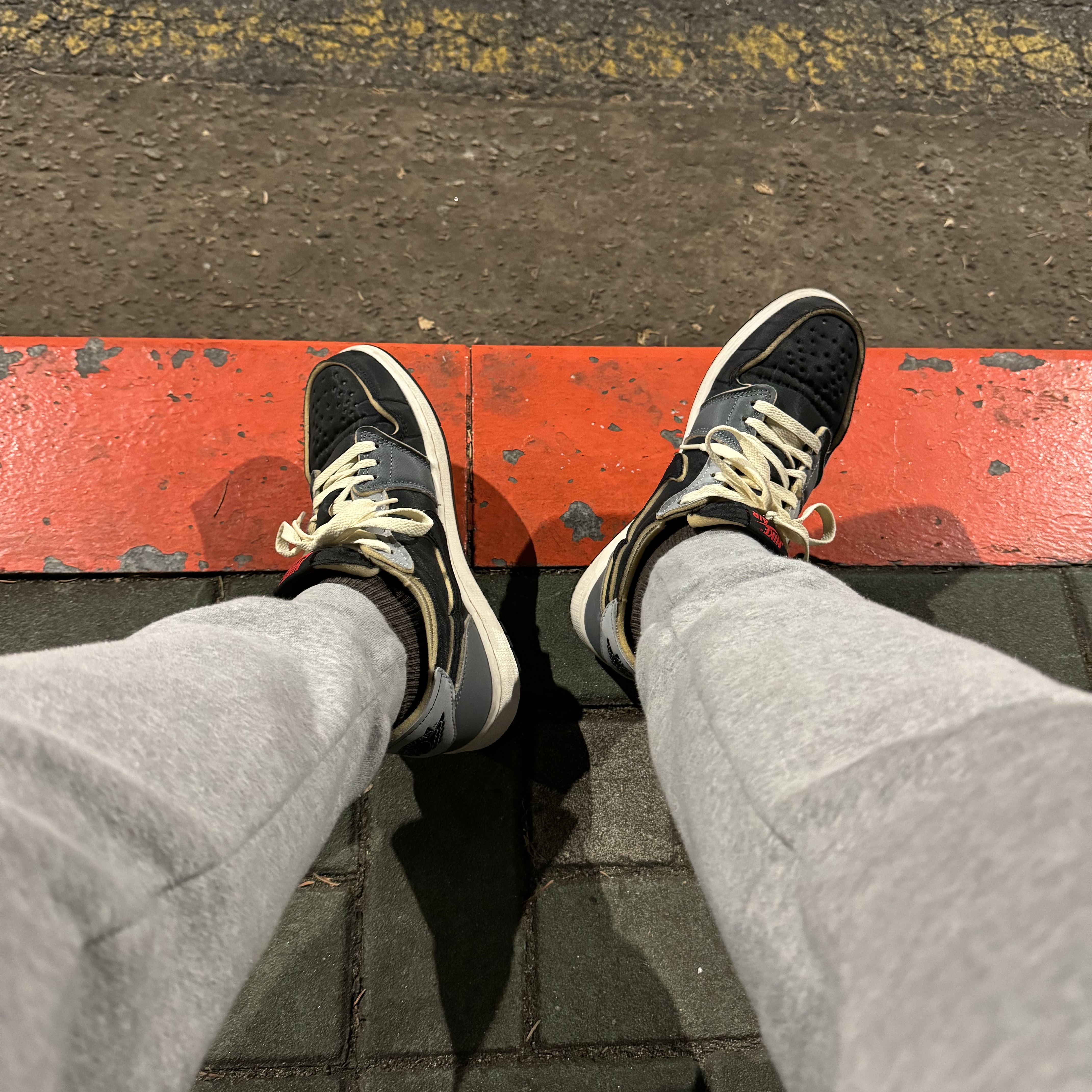 Jordan 1 Retro Low OG EX Black and Smoke Grey 착용 스타일