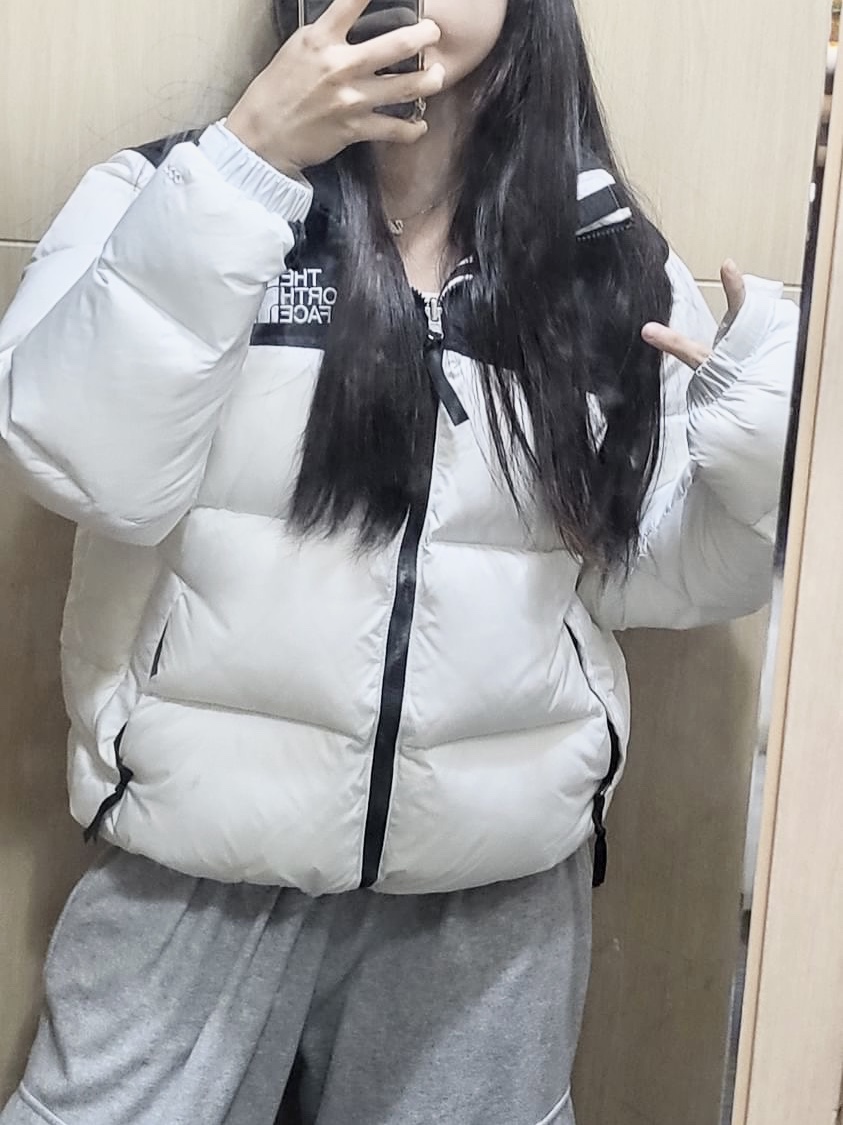 The North Face 1996 Eco Nuptse Jacket White, Apple AirPods Pro 2nd Gen (Korean Ver.) 착용 스타일 - 3