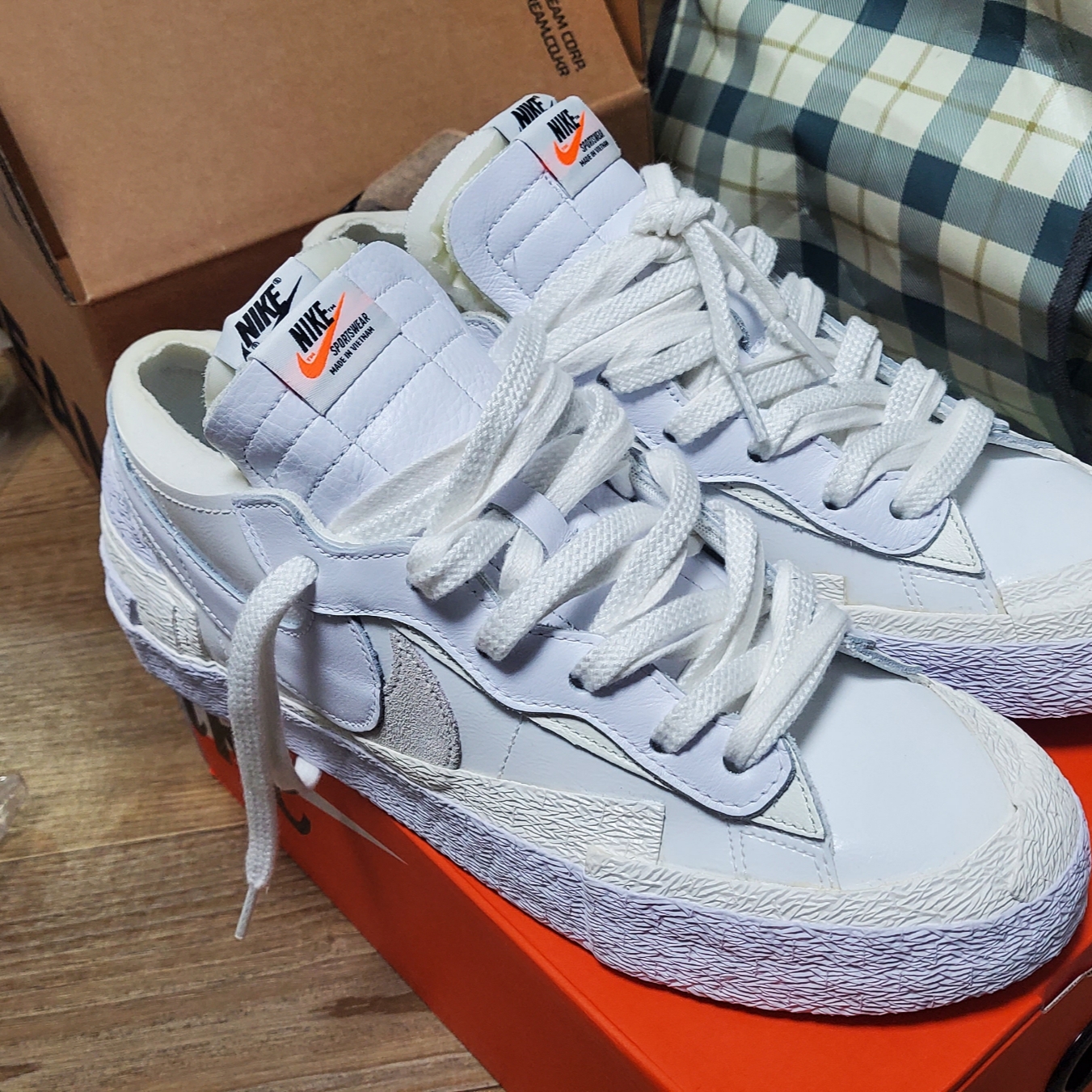 Nike x Sacai Blazer Low White Patent Leather 착용 스타일