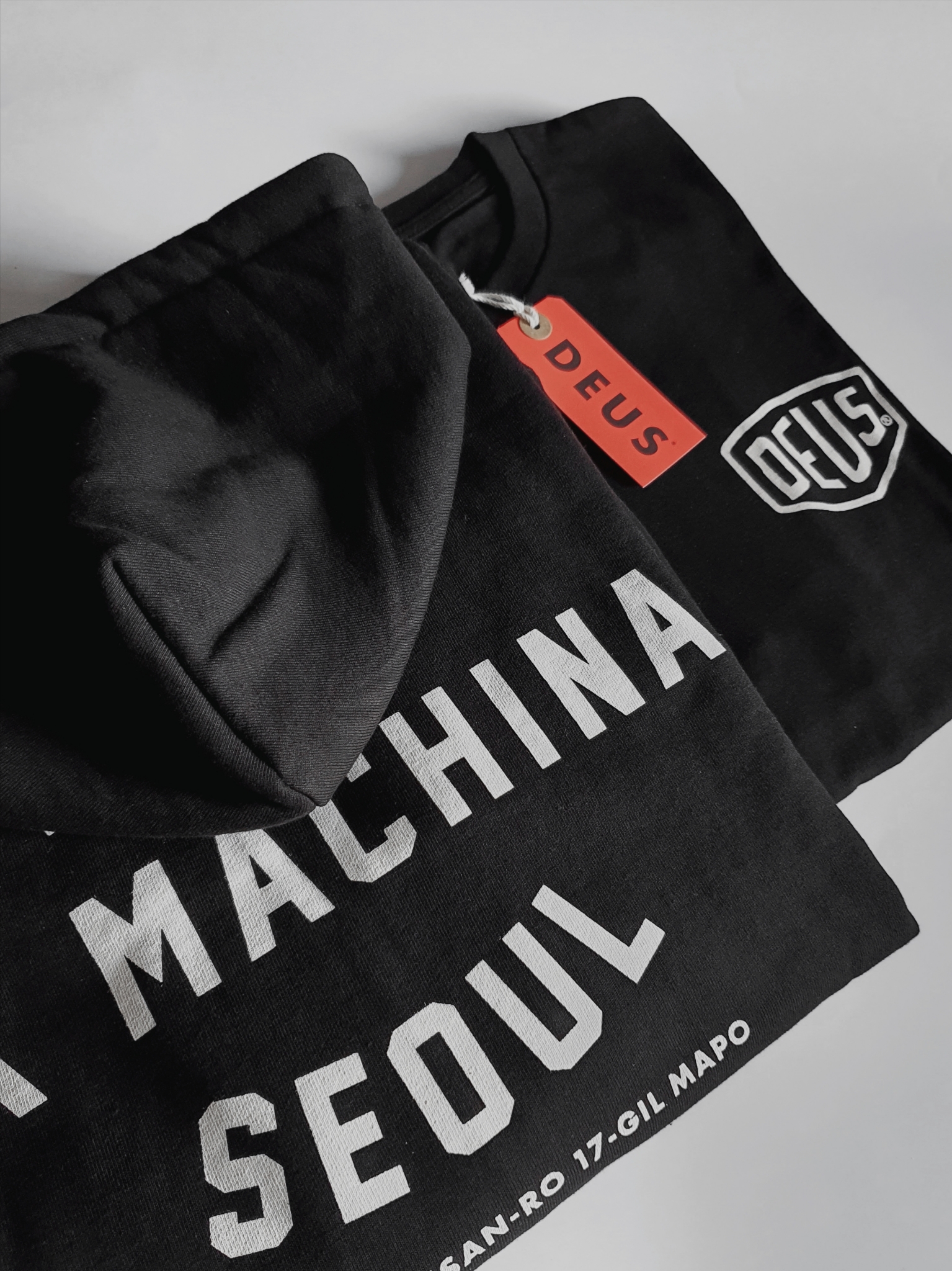 Deus Ex Machina Seoul College Hooded Jacket Black, Deus Ex Machina Seoul College T-Shirt Black 착용 스타일