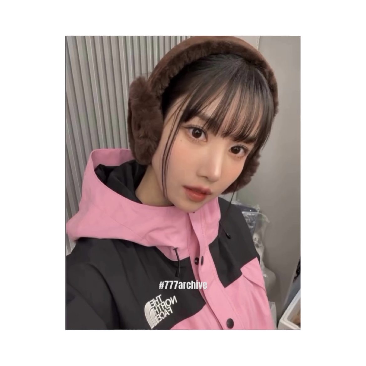 (W) UGG Embroidered Logo Earmuff Burnt Cedar 착용 스타일 - 1